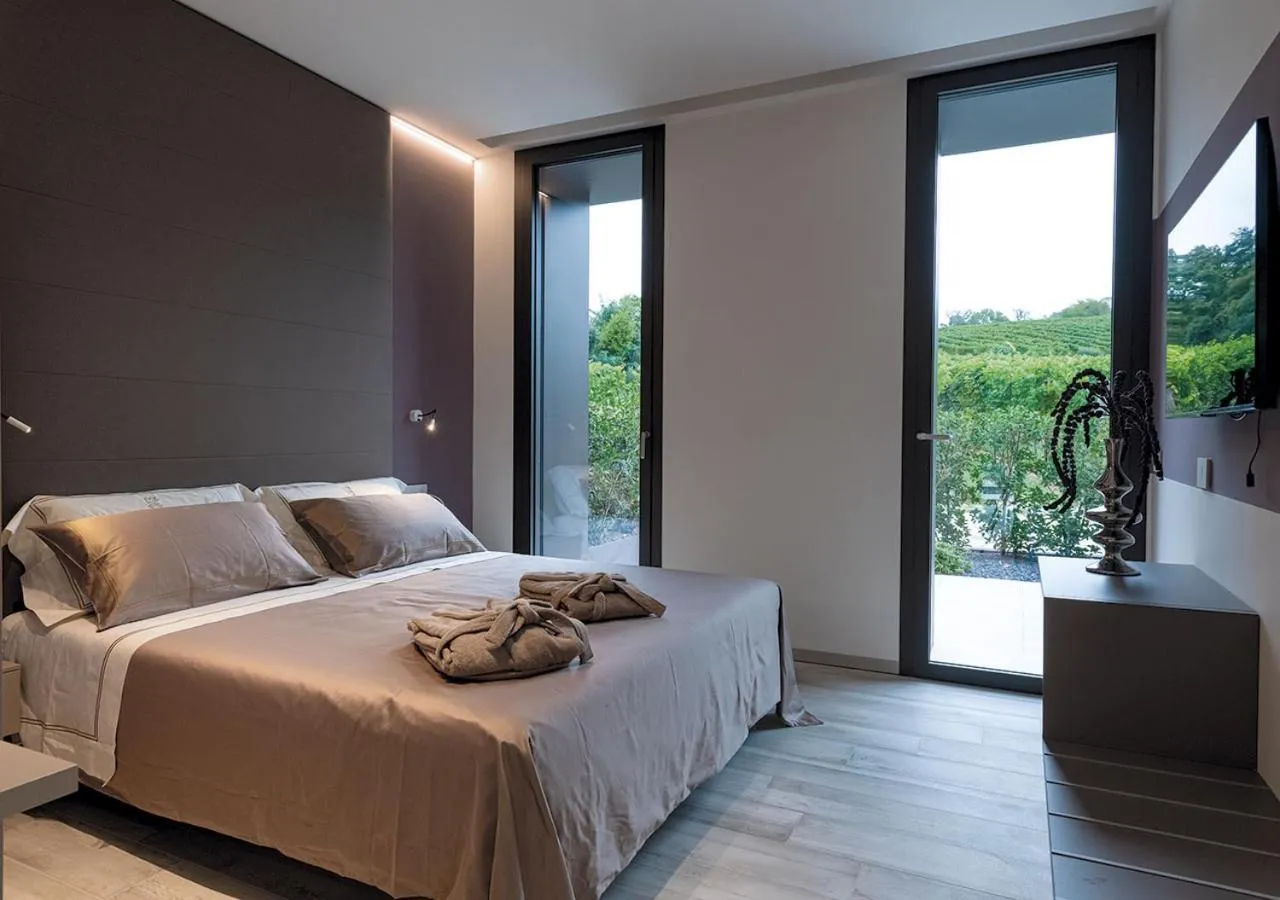 Photo of the whole room, Bed in Progress Country & Wine House