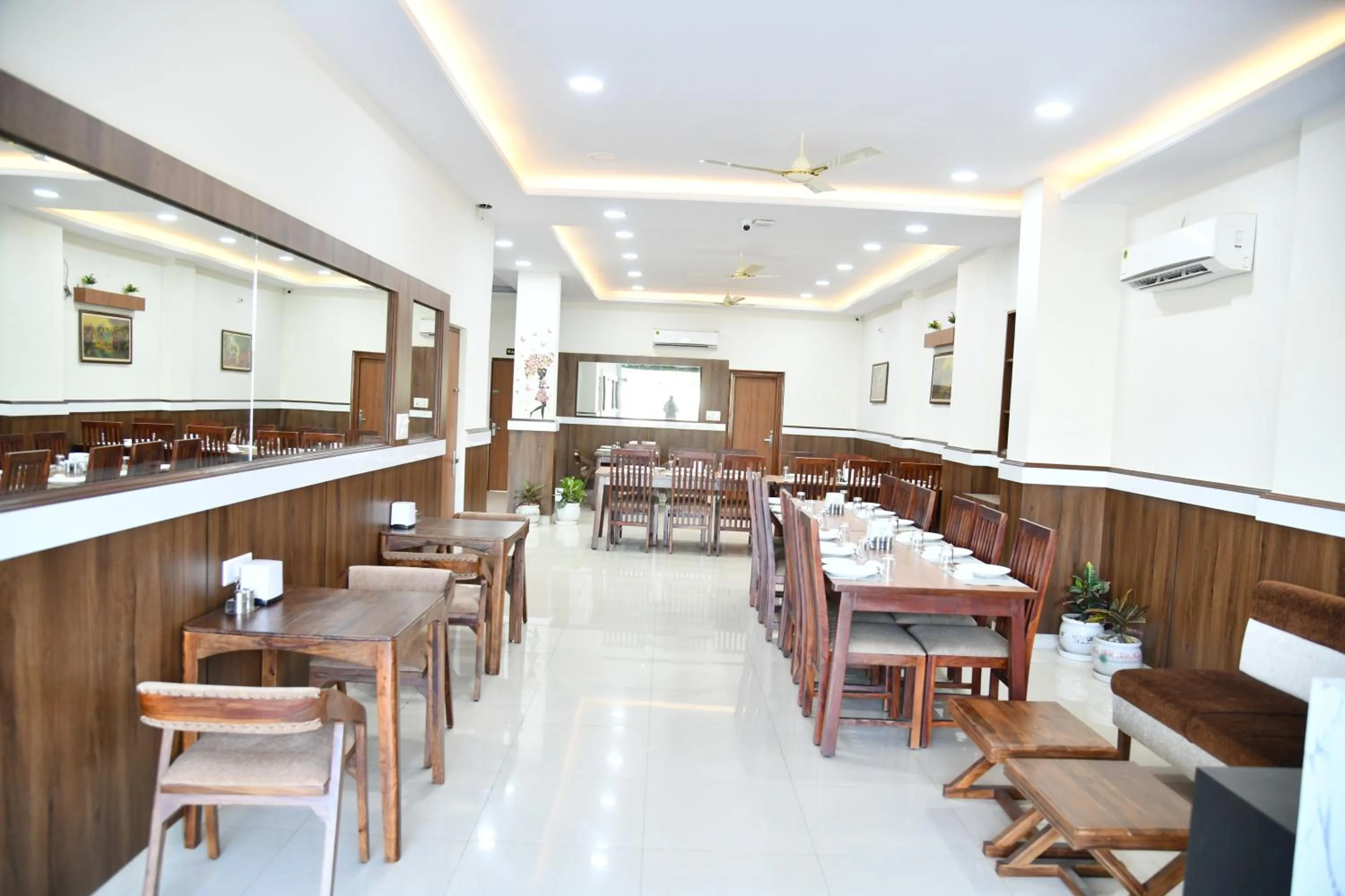 Restaurant/places to eat in The Knights' Inn