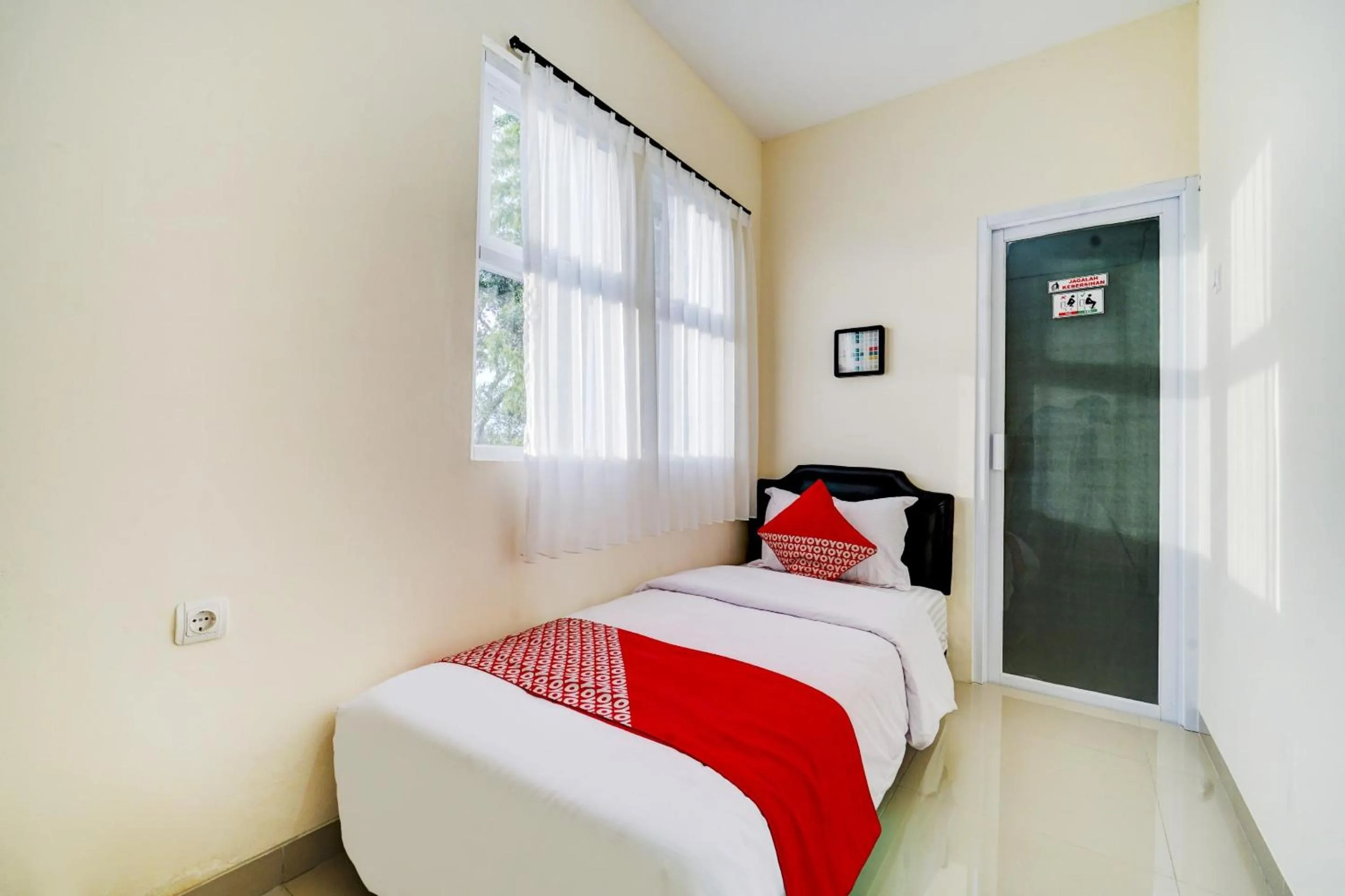 Bedroom, Bed in Hotel O River inn Malioboro
