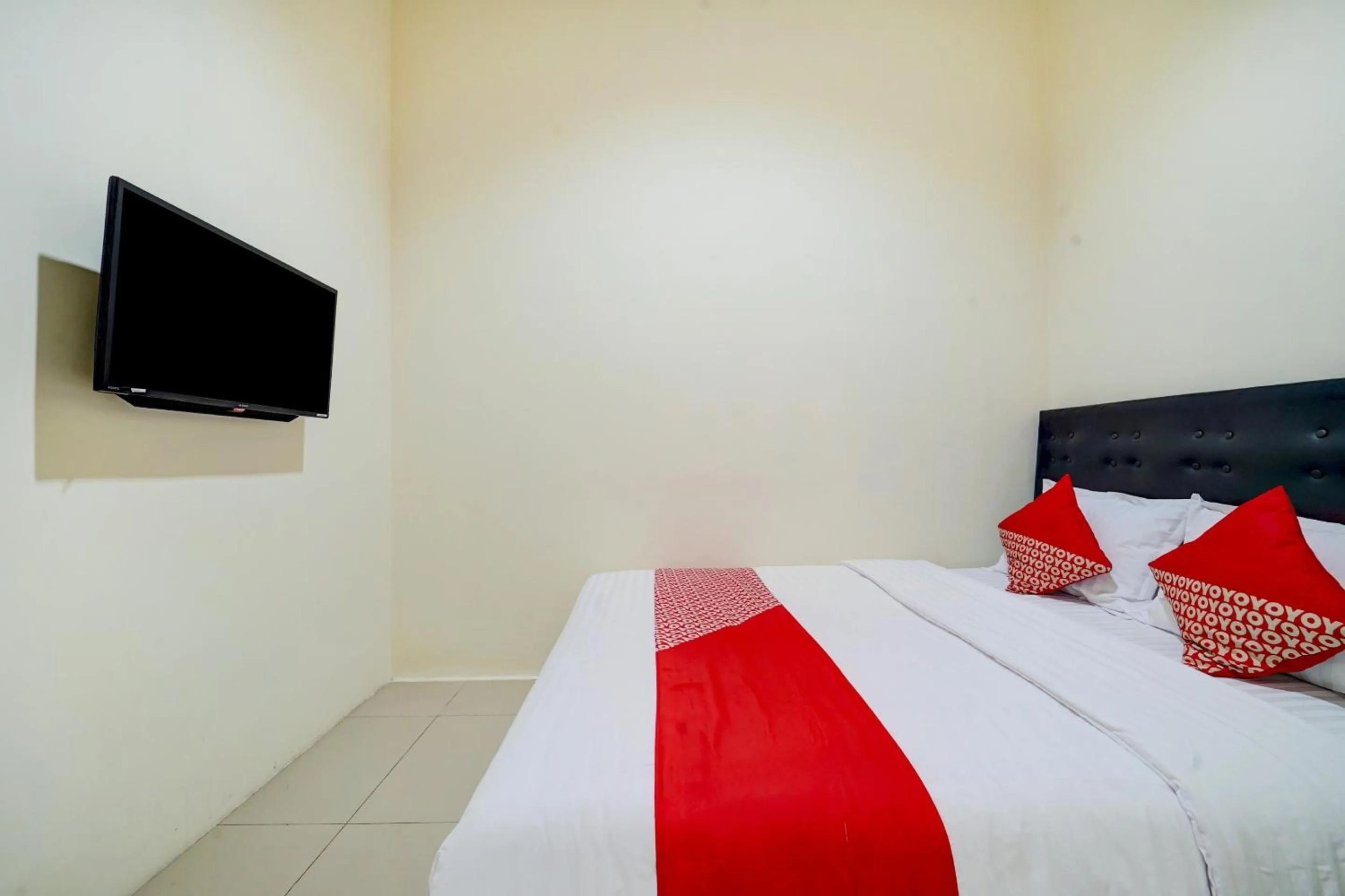 Bedroom, Bed in Hotel O River inn Malioboro