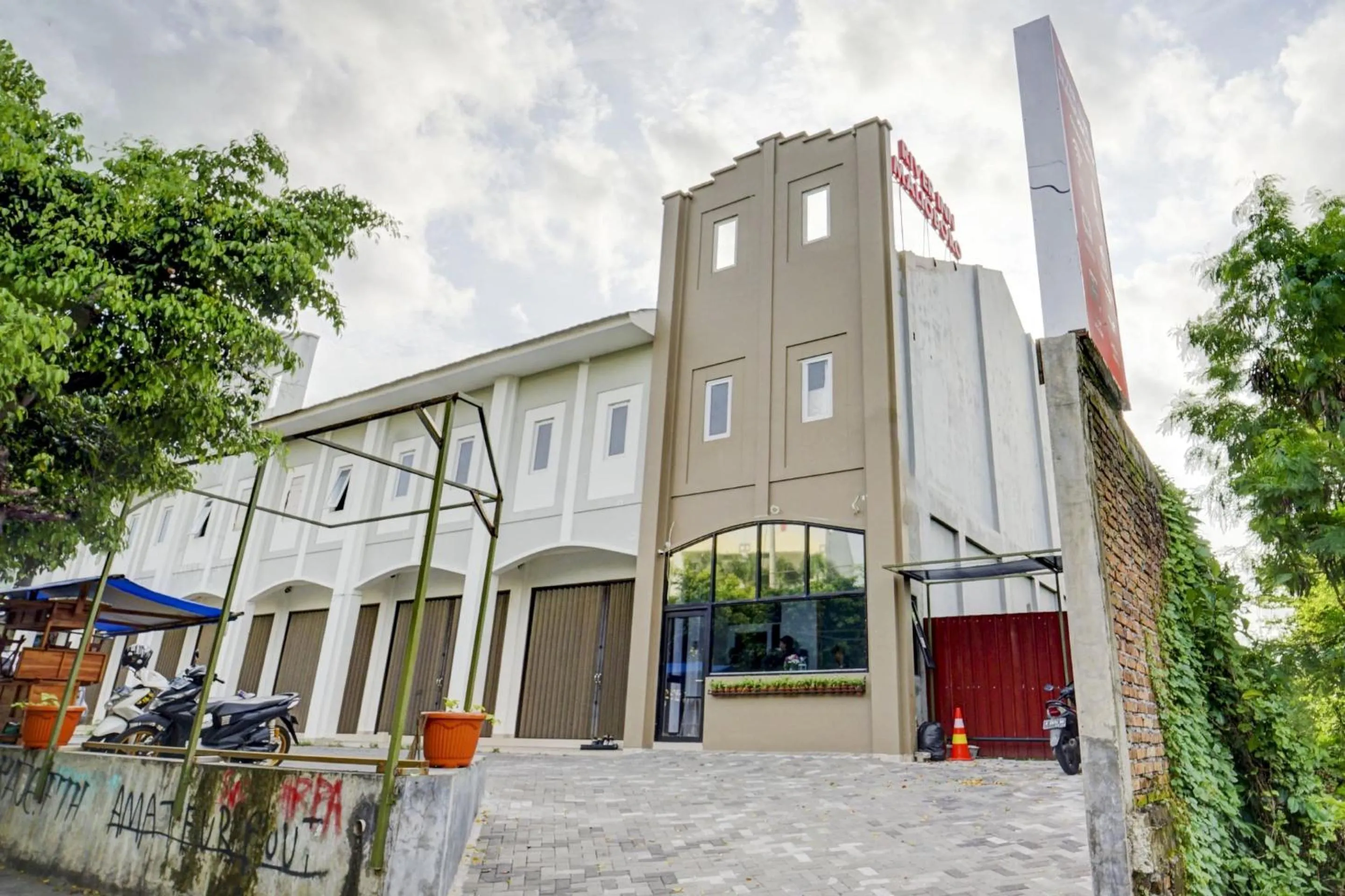 Facade/entrance in Hotel O River inn Malioboro
