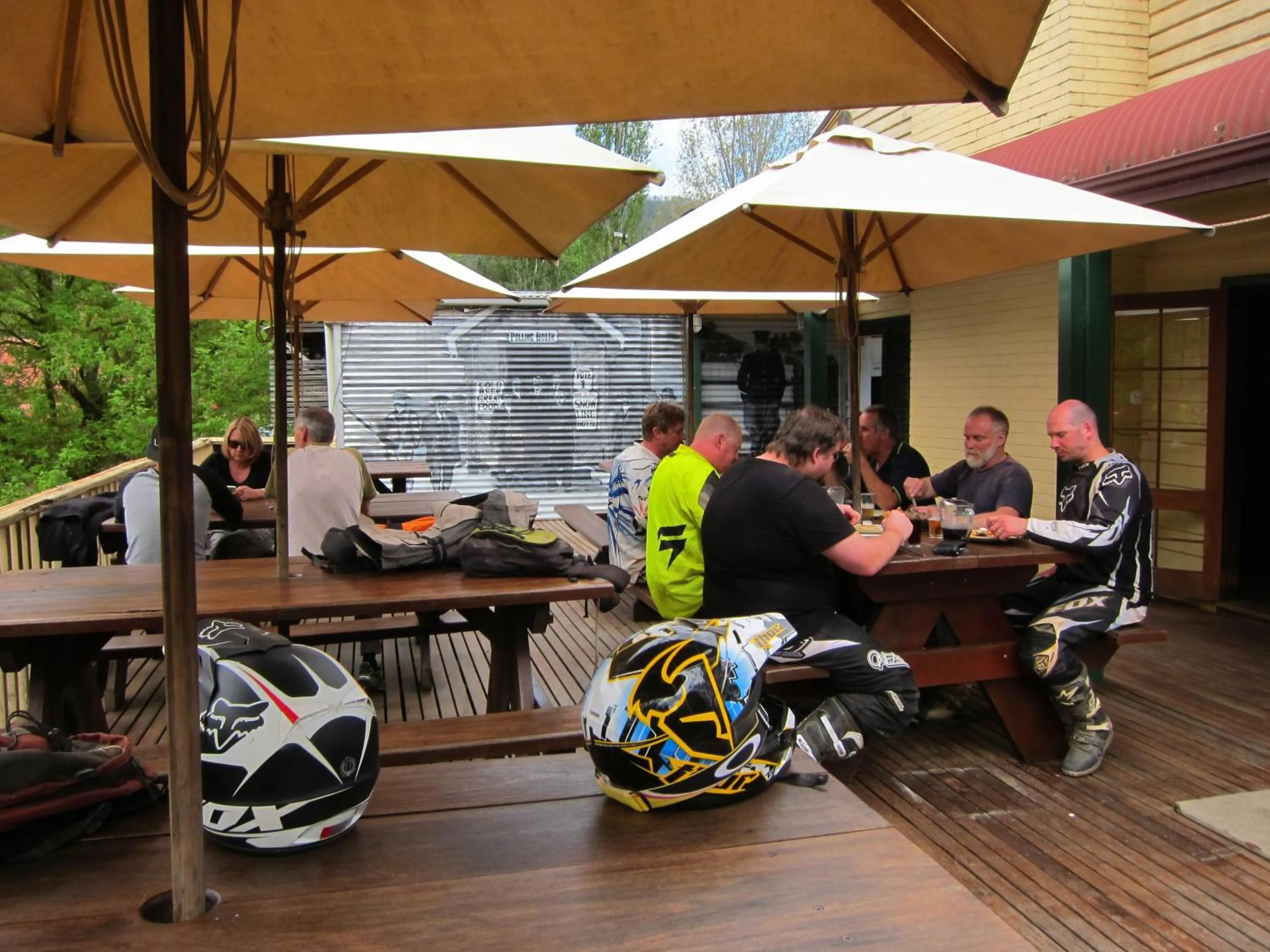 Restaurant/places to eat in The Harrietville Snowline Hotel