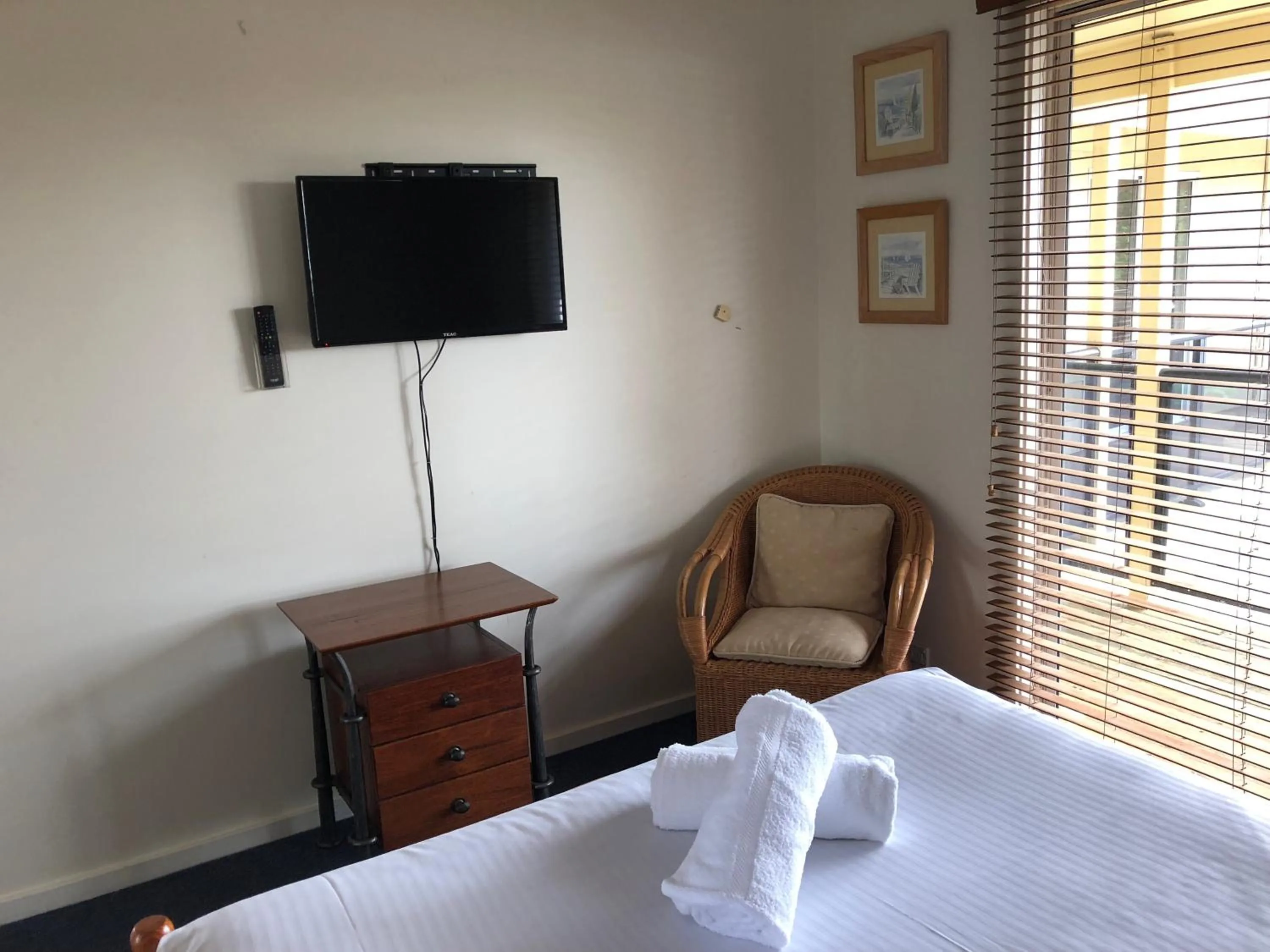 Communal lounge/ TV room, Bed in Squid's Ink Motel