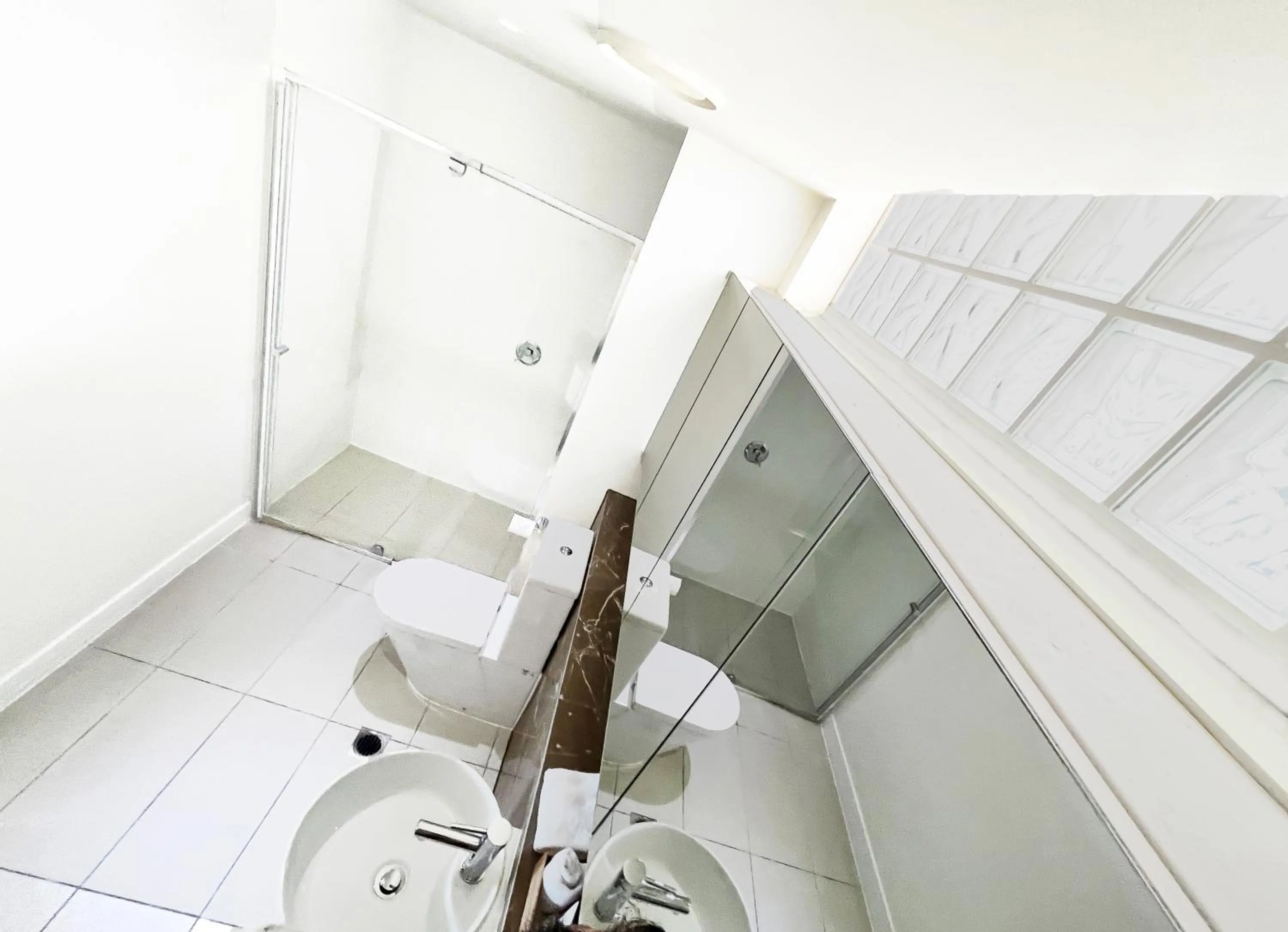 Shower in Oshen Holiday Apartments Yeppoon