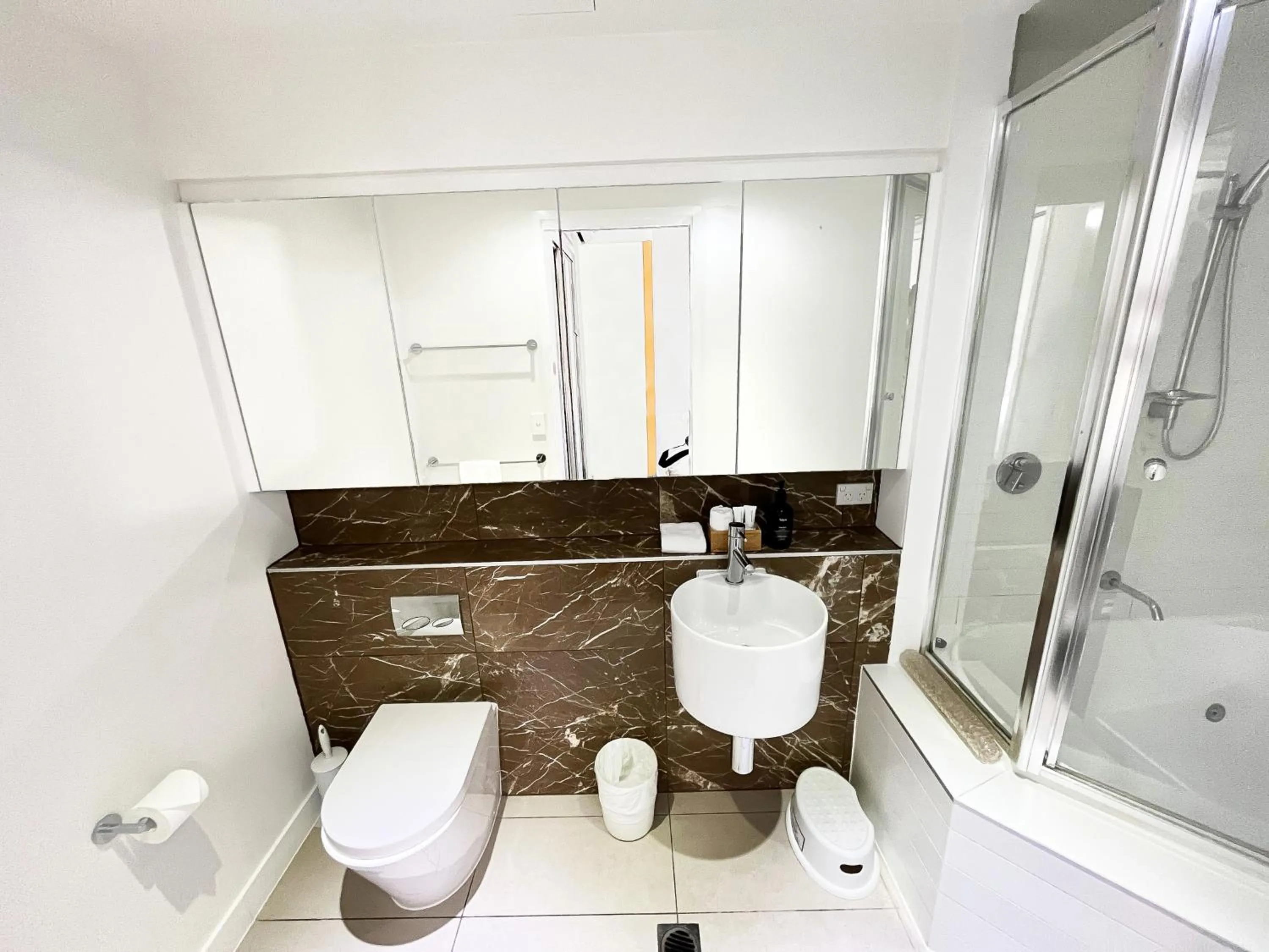 Toilet in Oshen Holiday Apartments Yeppoon