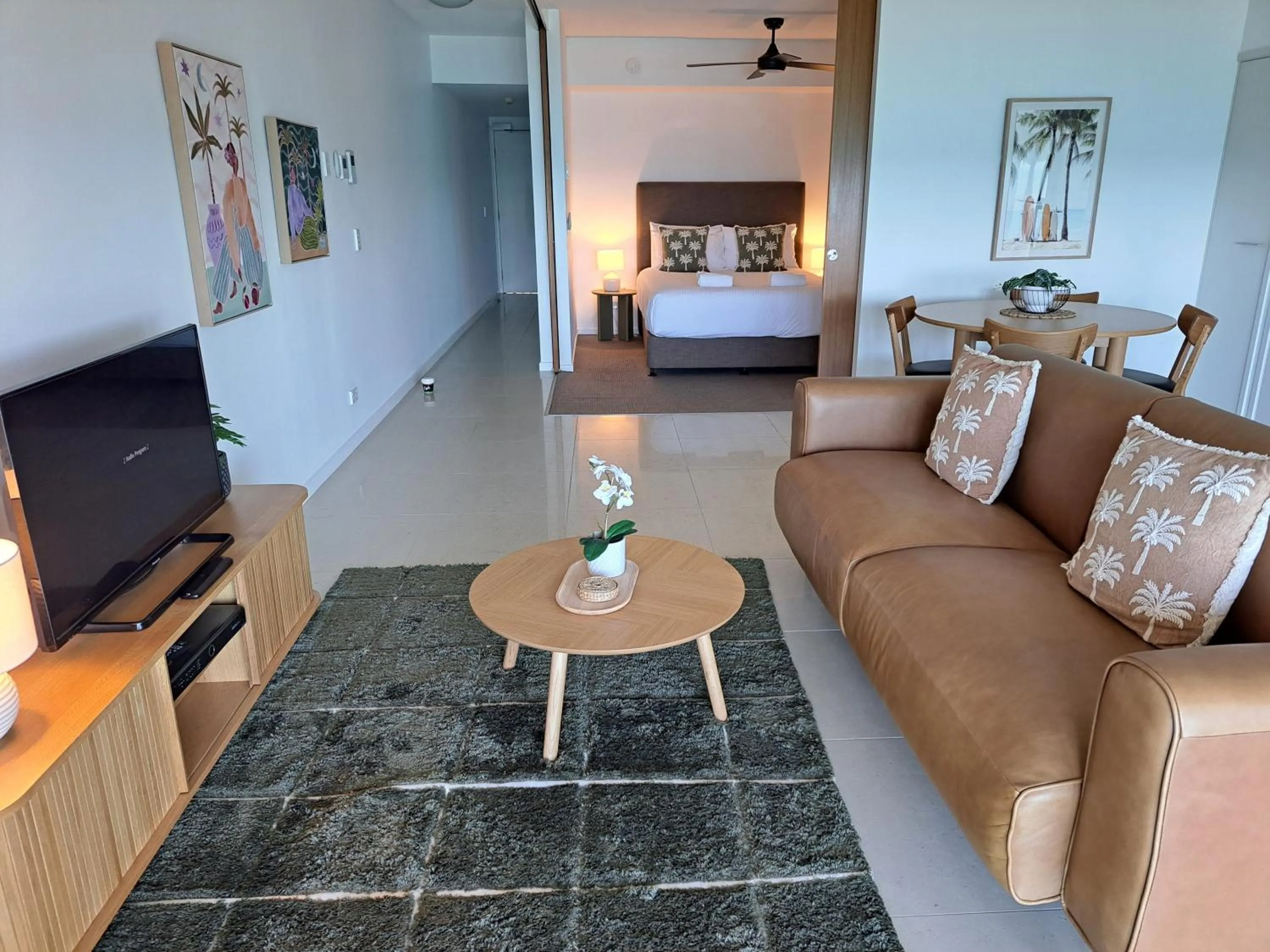 Living room, Bed in Oshen Holiday Apartments Yeppoon