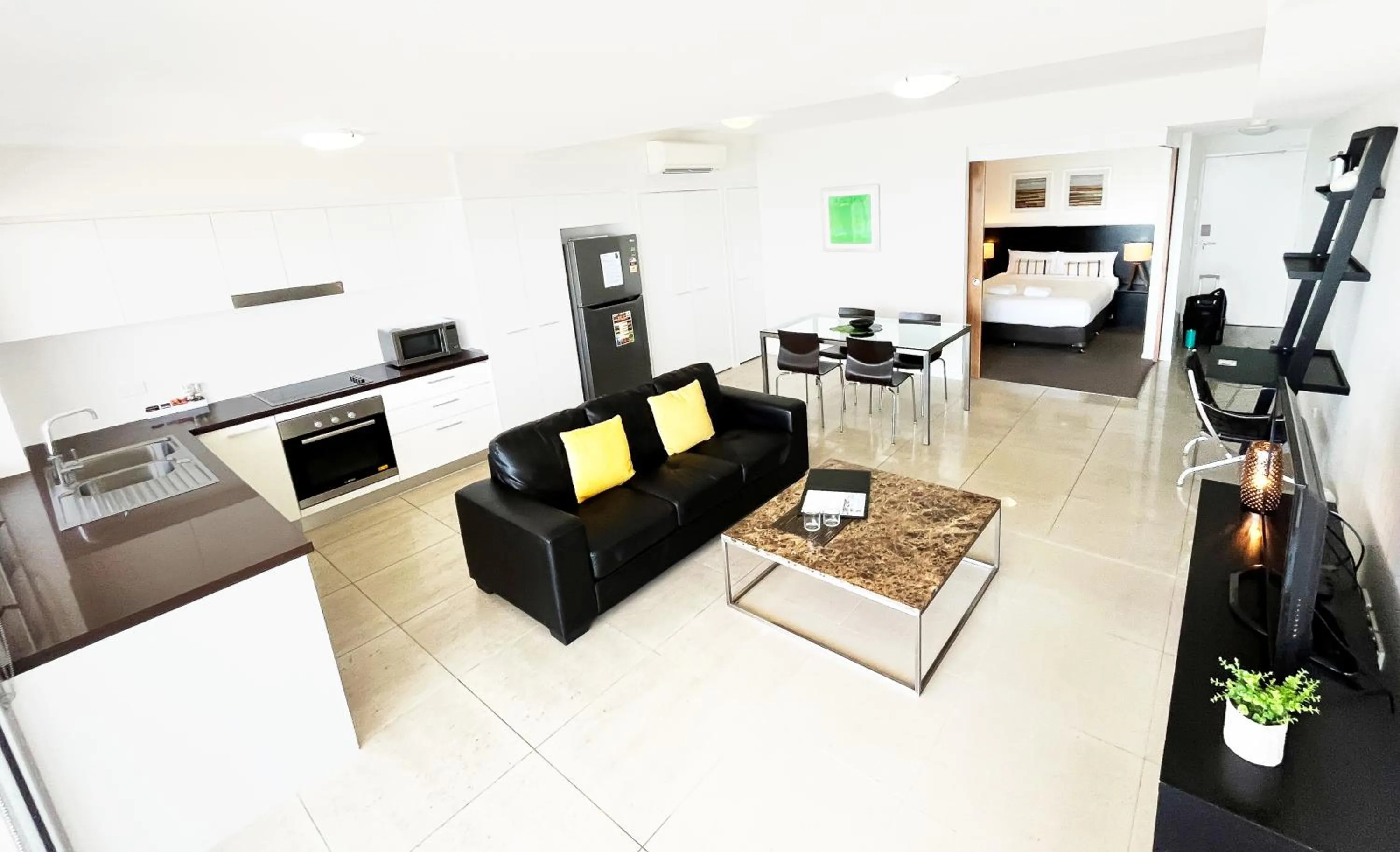 Kitchen or kitchenette in Oshen Holiday Apartments Yeppoon