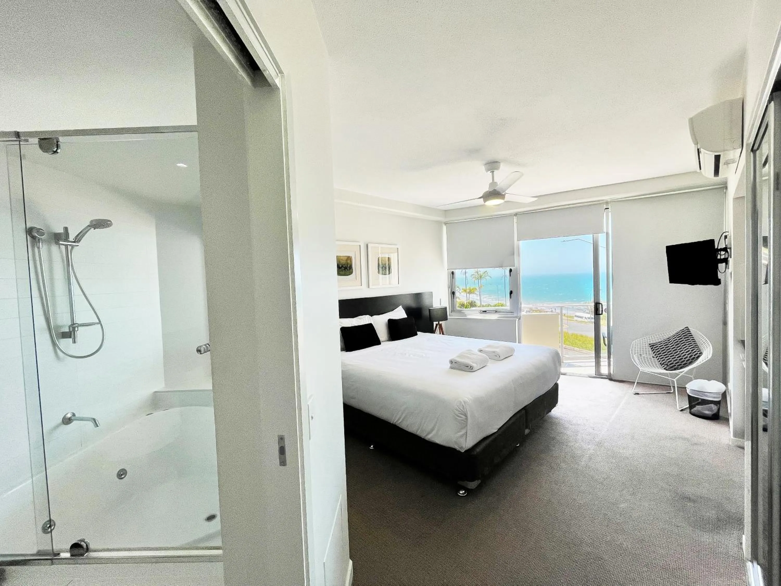 Shower, Bed in Oshen Holiday Apartments Yeppoon