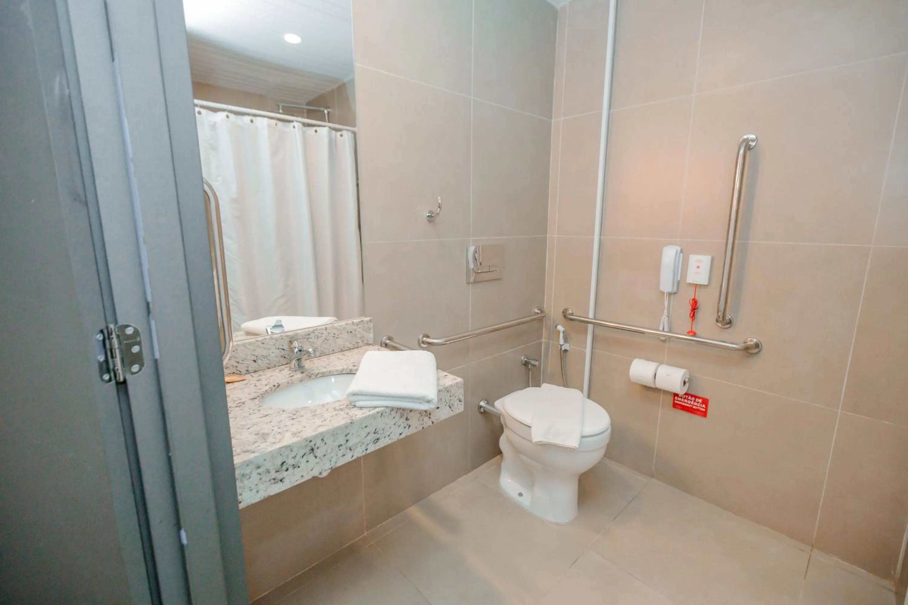 Bathroom in IBIS BUDGET CAPAO Bonito