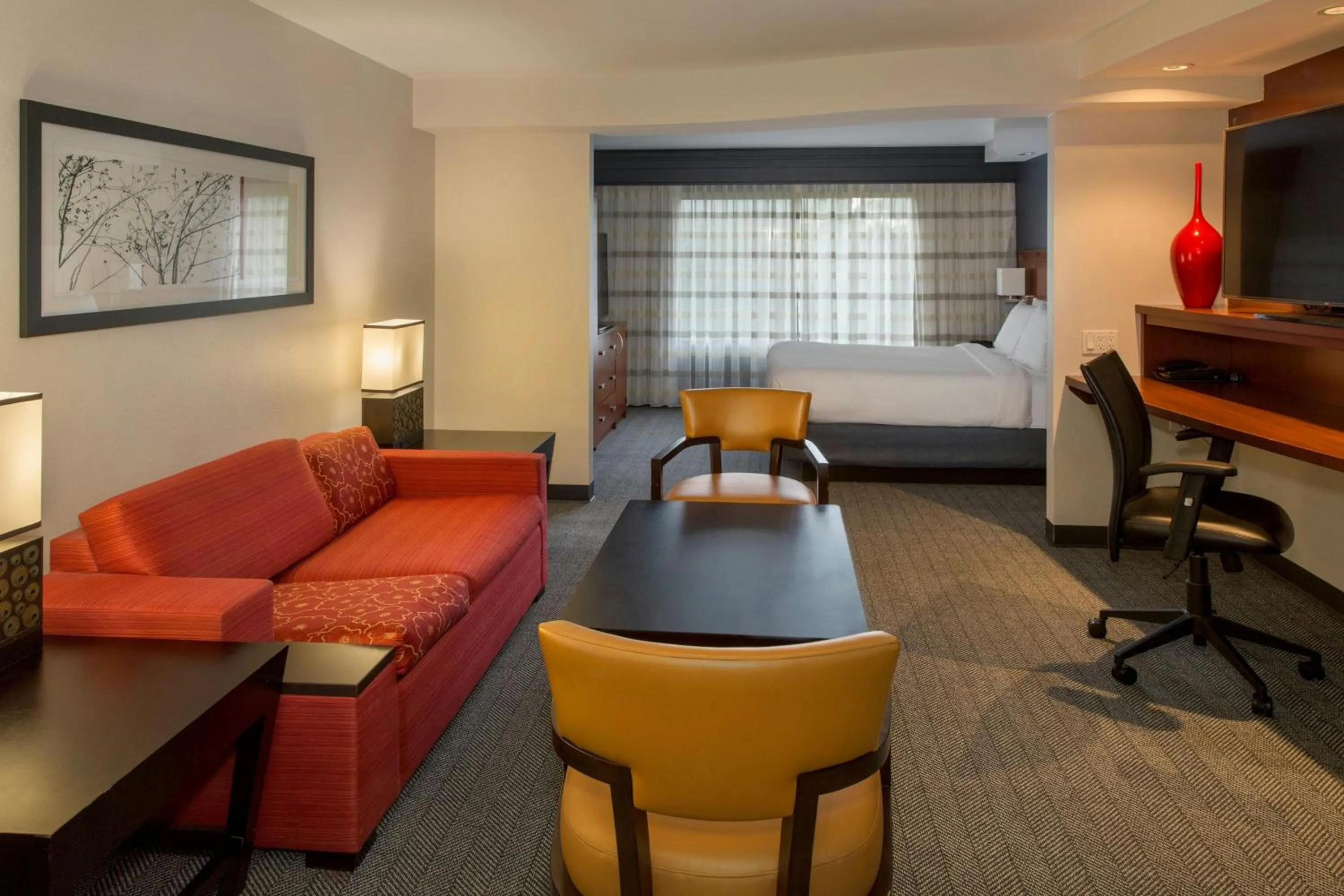 Living room in Courtyard by Marriott Buffalo Amherst/University