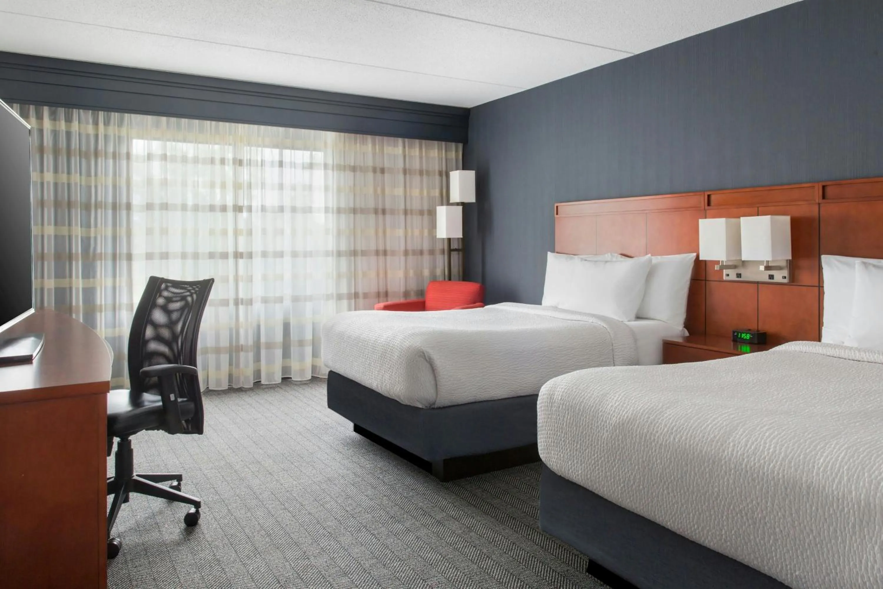 Photo of the whole room, Bed in Courtyard by Marriott Buffalo Amherst/University