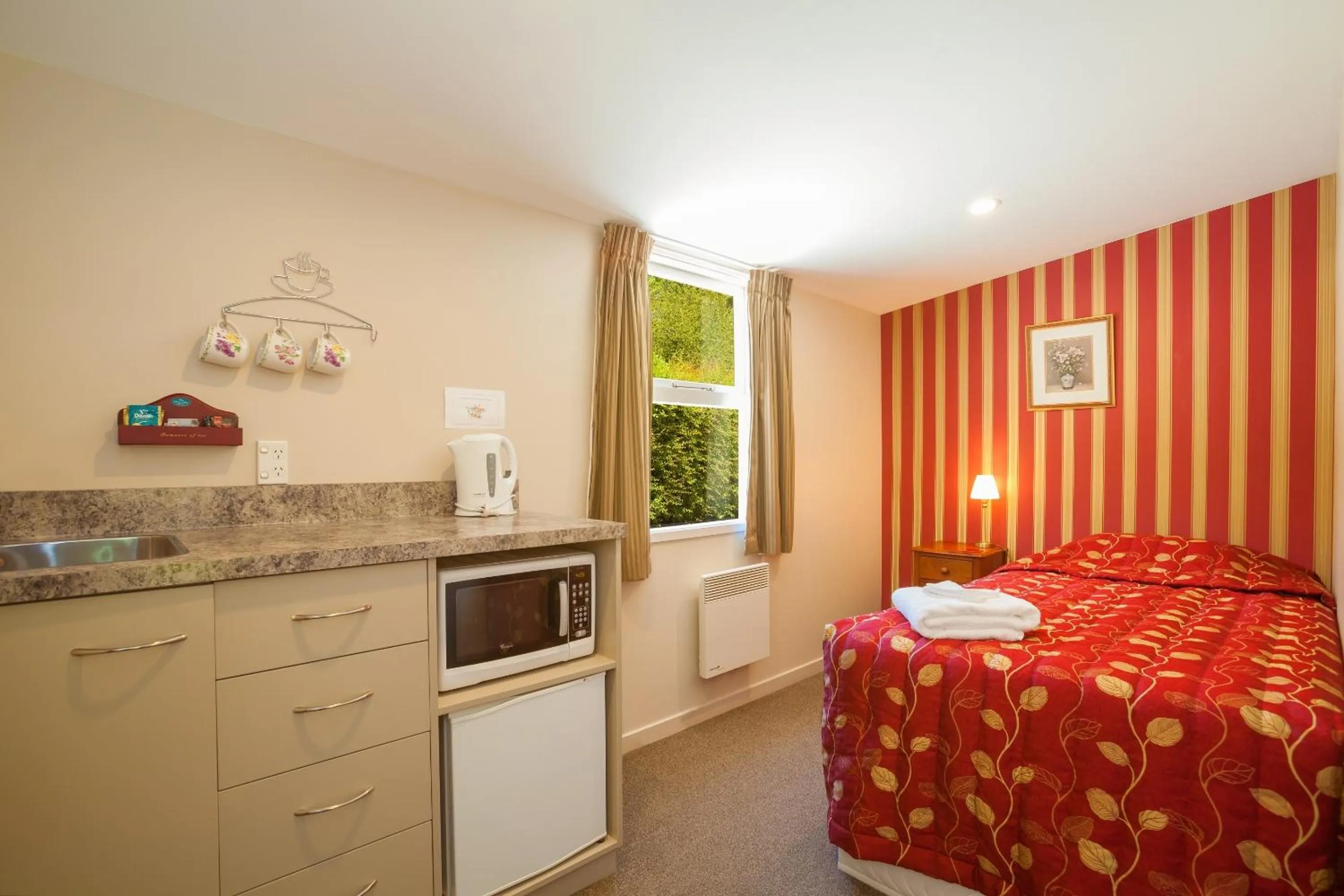 Bedroom, Bed in Shades of Arrowtown