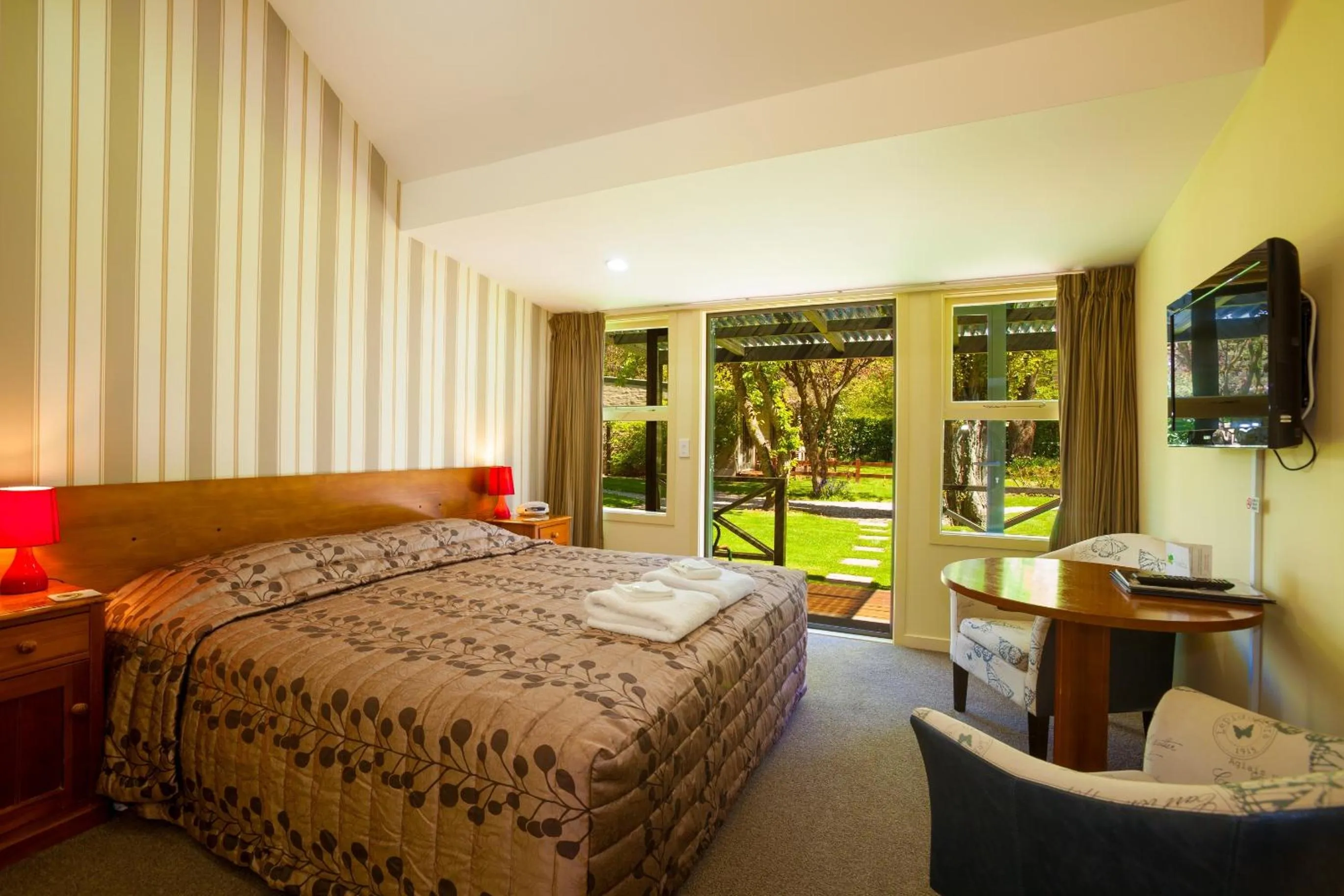 Bedroom, Bed in Shades of Arrowtown