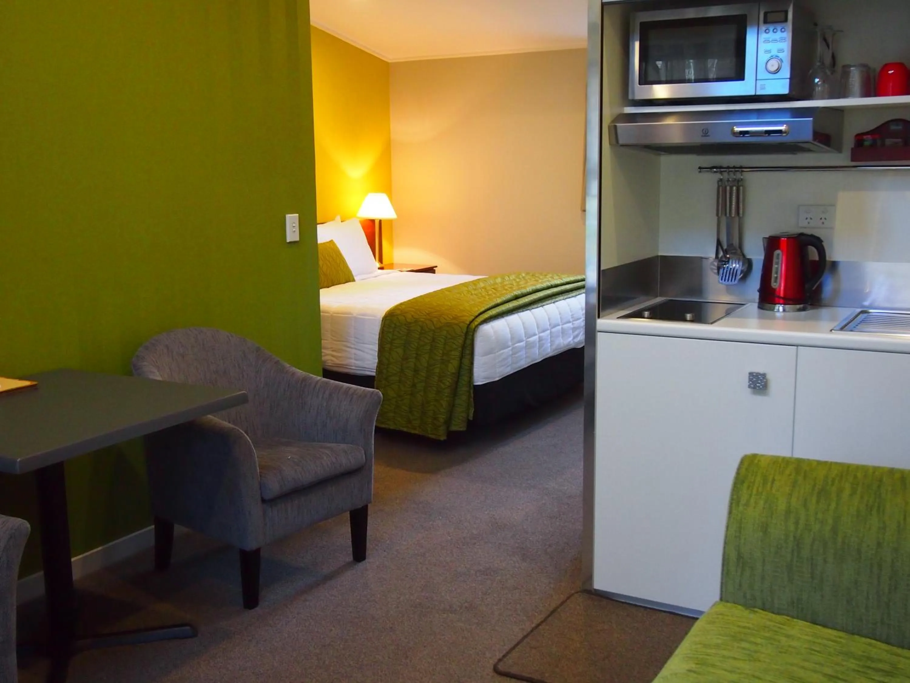 Photo of the whole room, Bed in Shades of Arrowtown