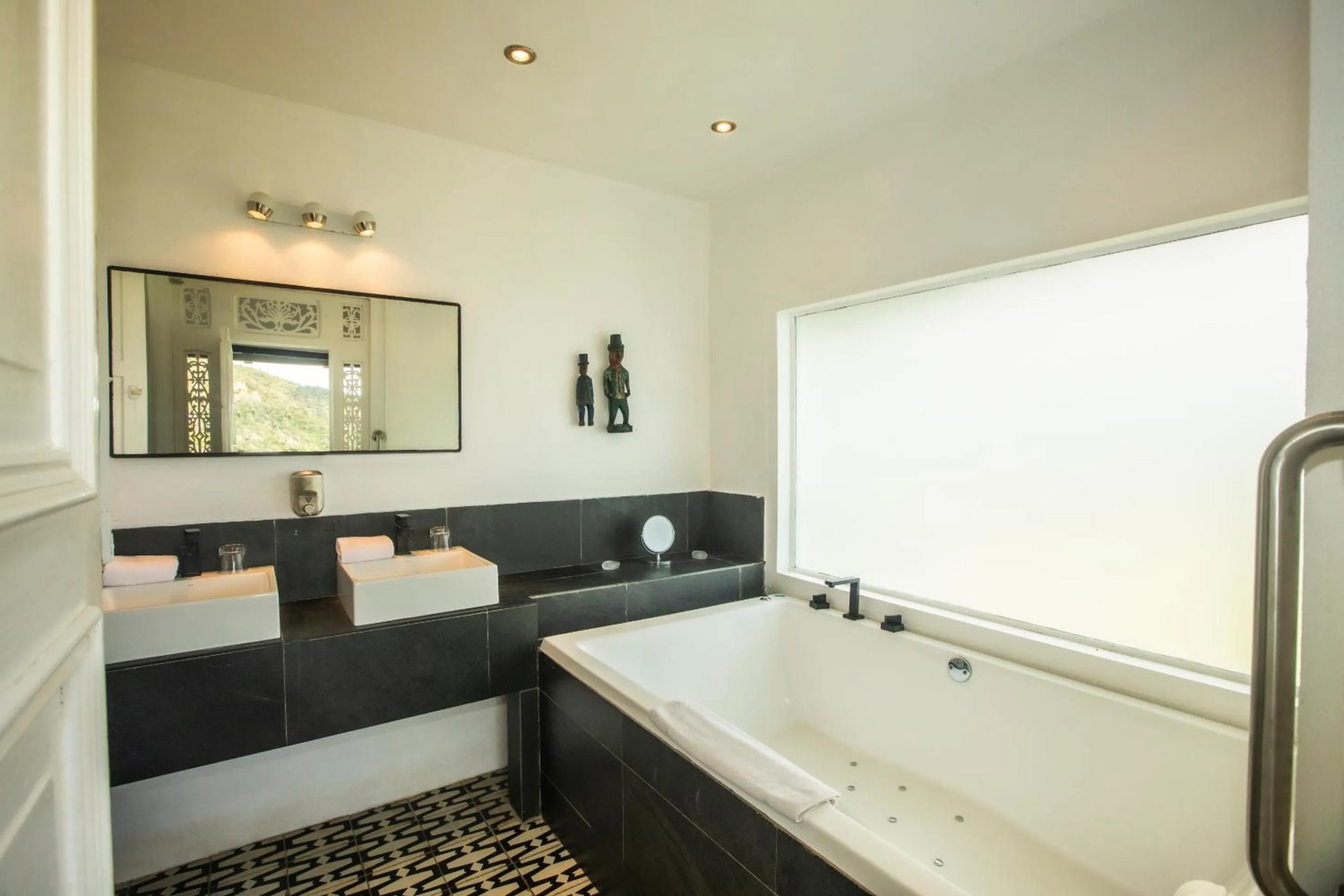 Bathroom, Bed in Dantica Cloud Forest Lodge