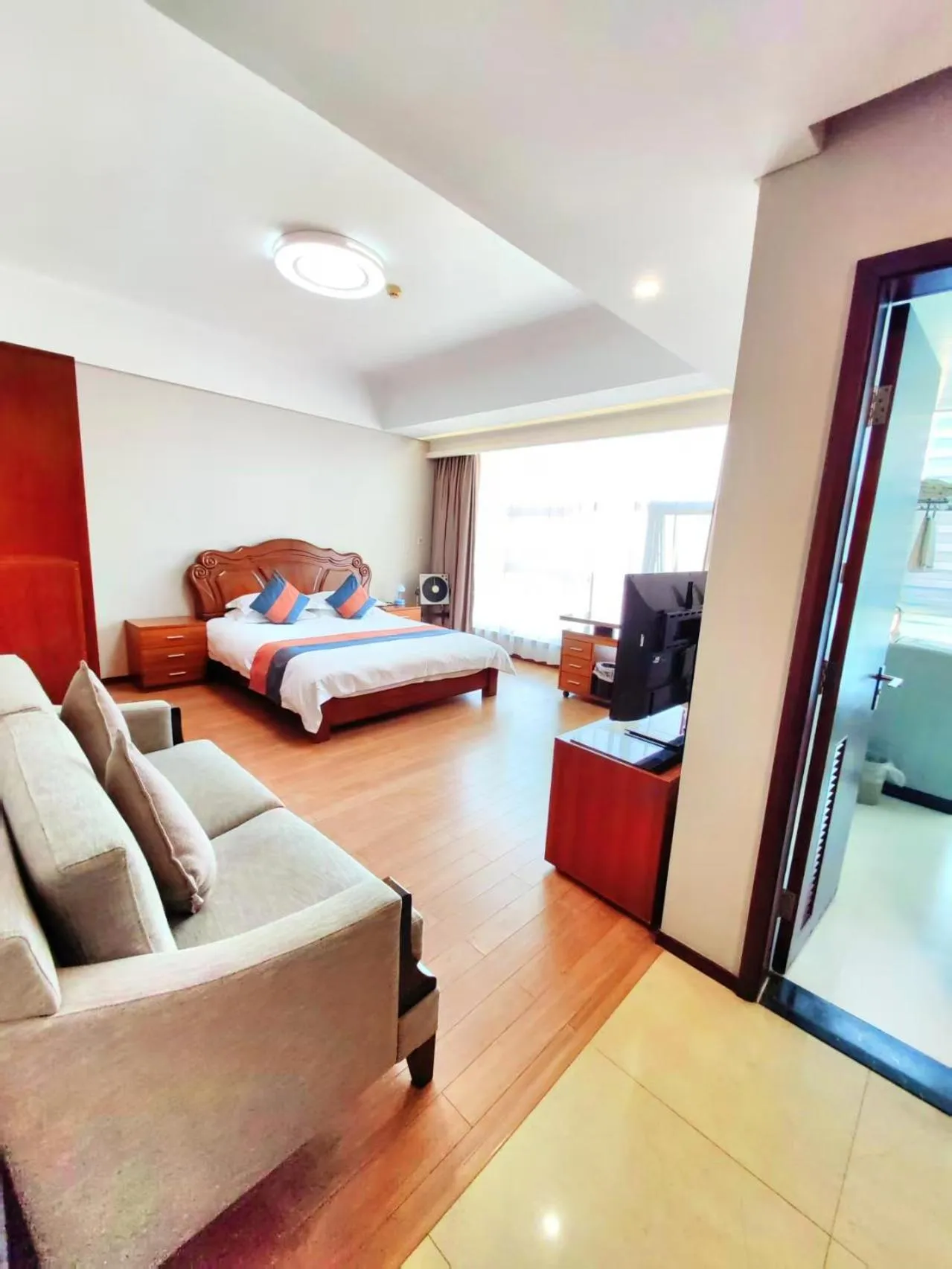 Photo of the whole room in East King Business Hotel (West Lake store, Hangzhou)