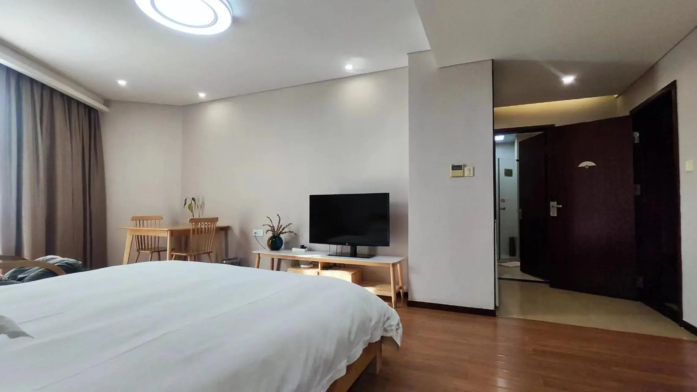 King Studio in East King Business Hotel (West Lake store, Hangzhou) King Studio in East King Business Hotel (West Lake store, Hangzhou)