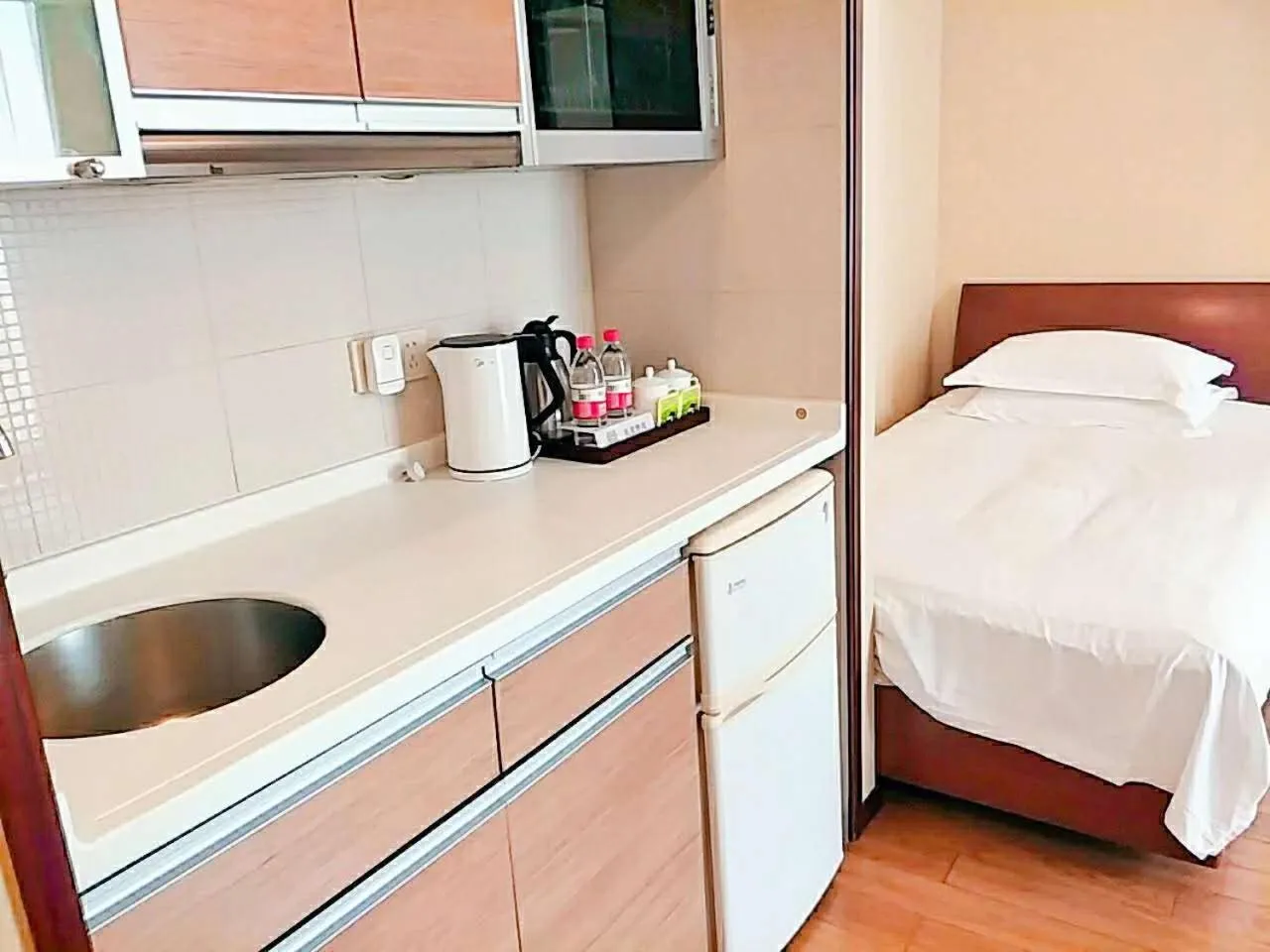 Kitchen or kitchenette in East King Business Hotel (West Lake store, Hangzhou)