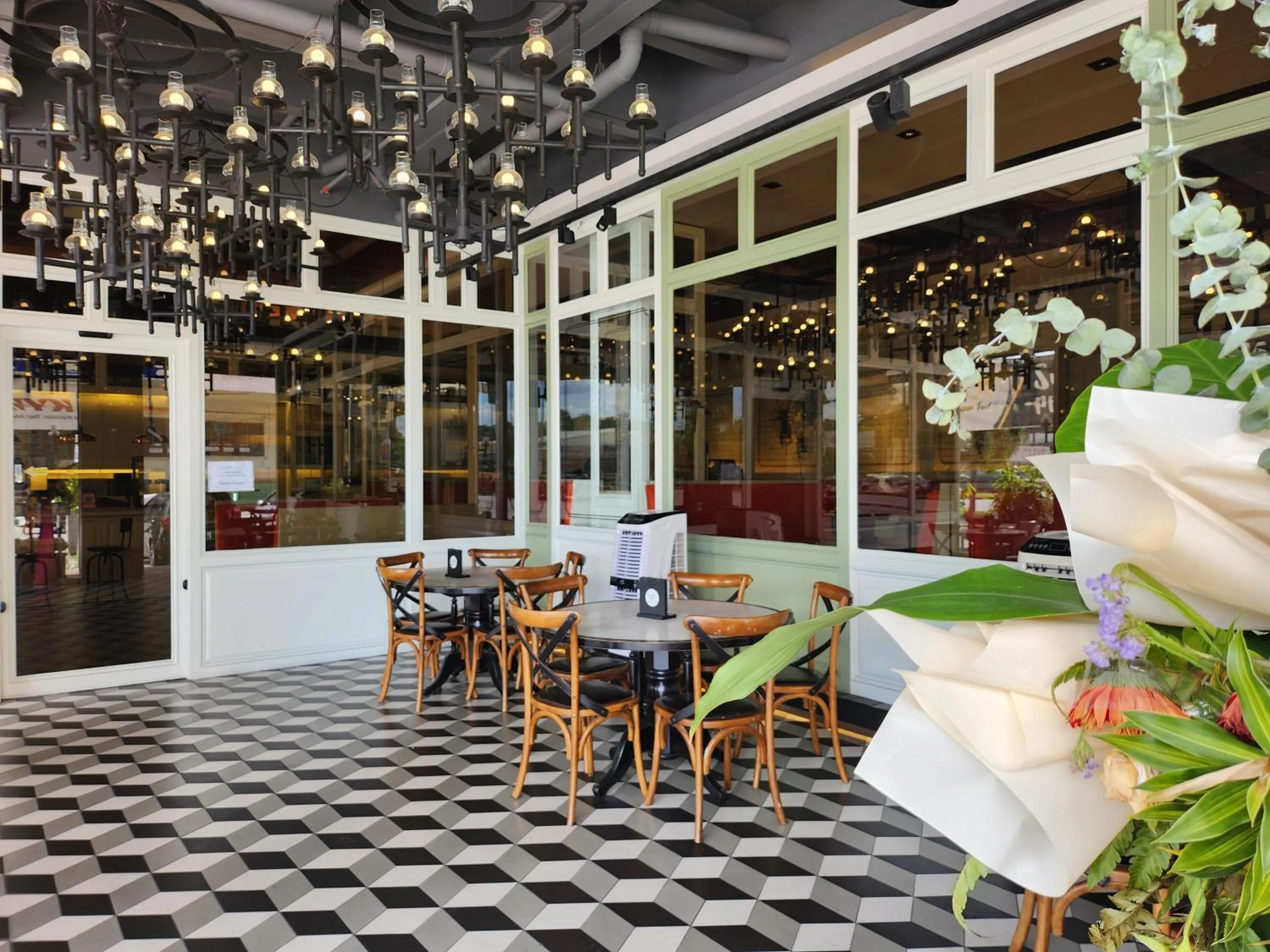 Restaurant/places to eat in M Boutique Hotel