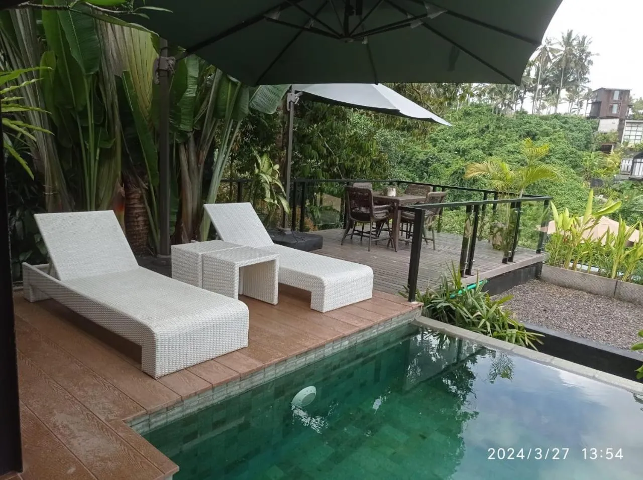 Swimming pool in Zenubud