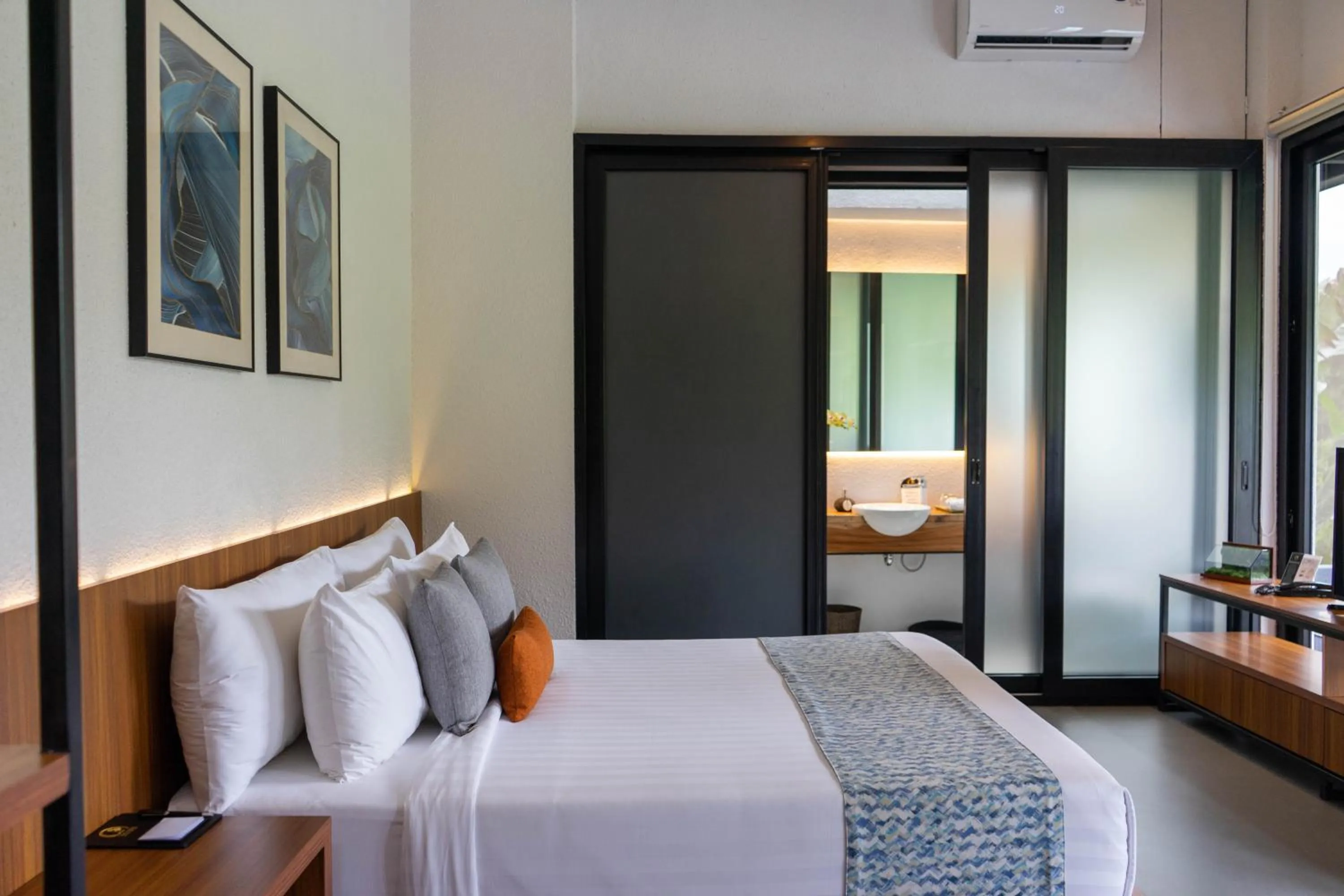 Bedroom, Bed in Zenubud