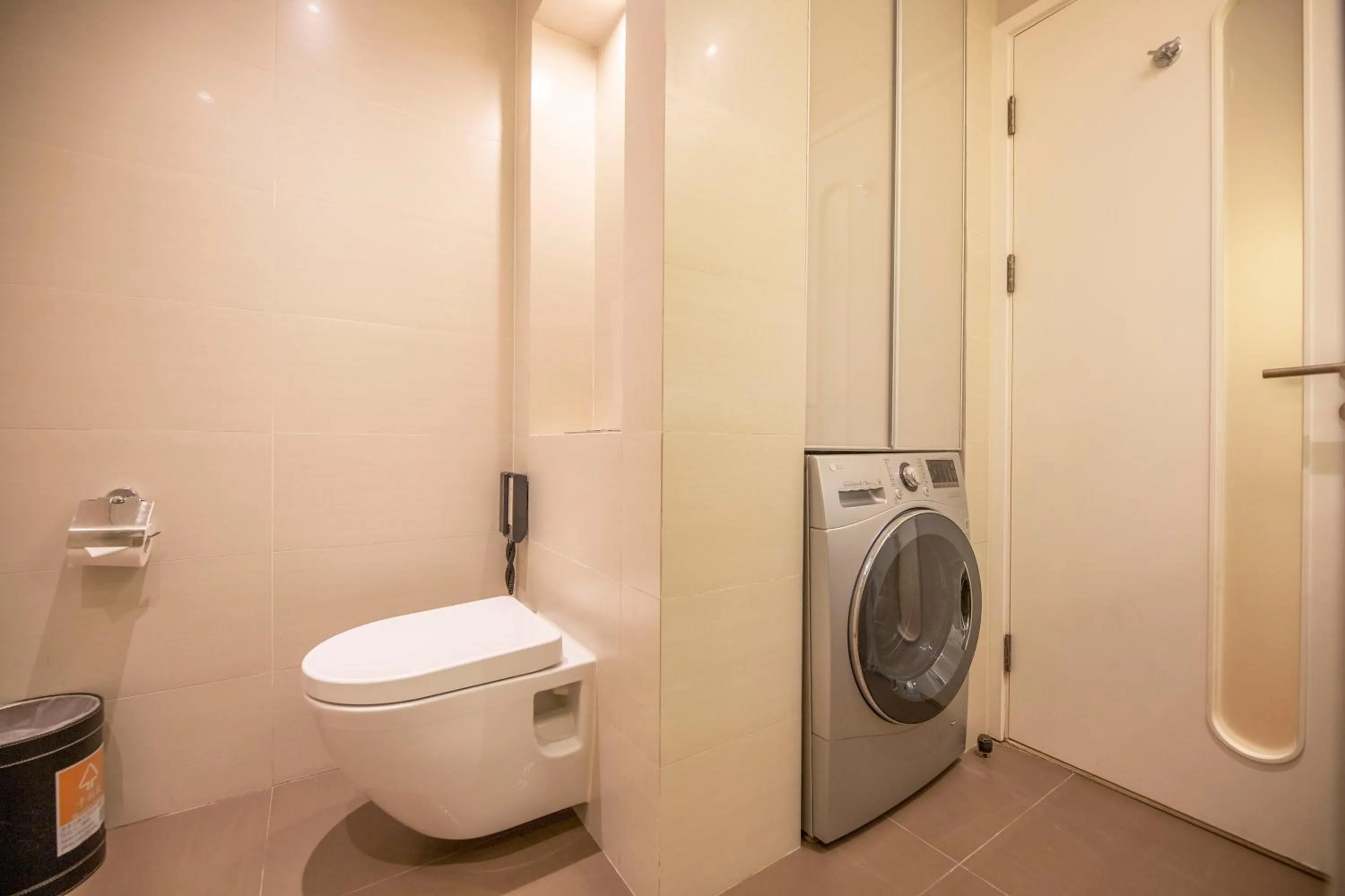 Toilet in Starr Hotel Shanghai (Shanghai Railway Station)