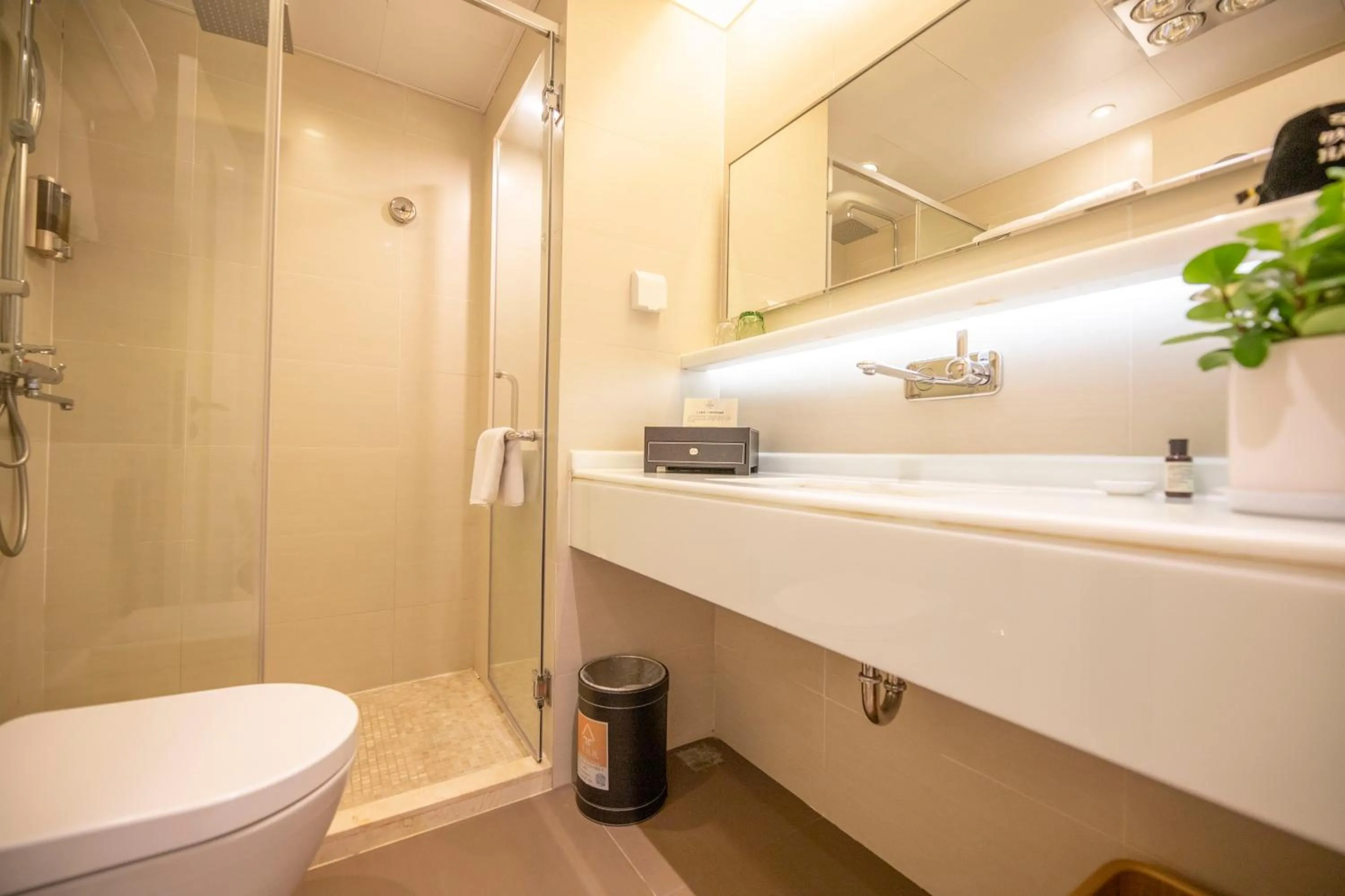 Toilet in Starr Hotel Shanghai (Shanghai Railway Station)