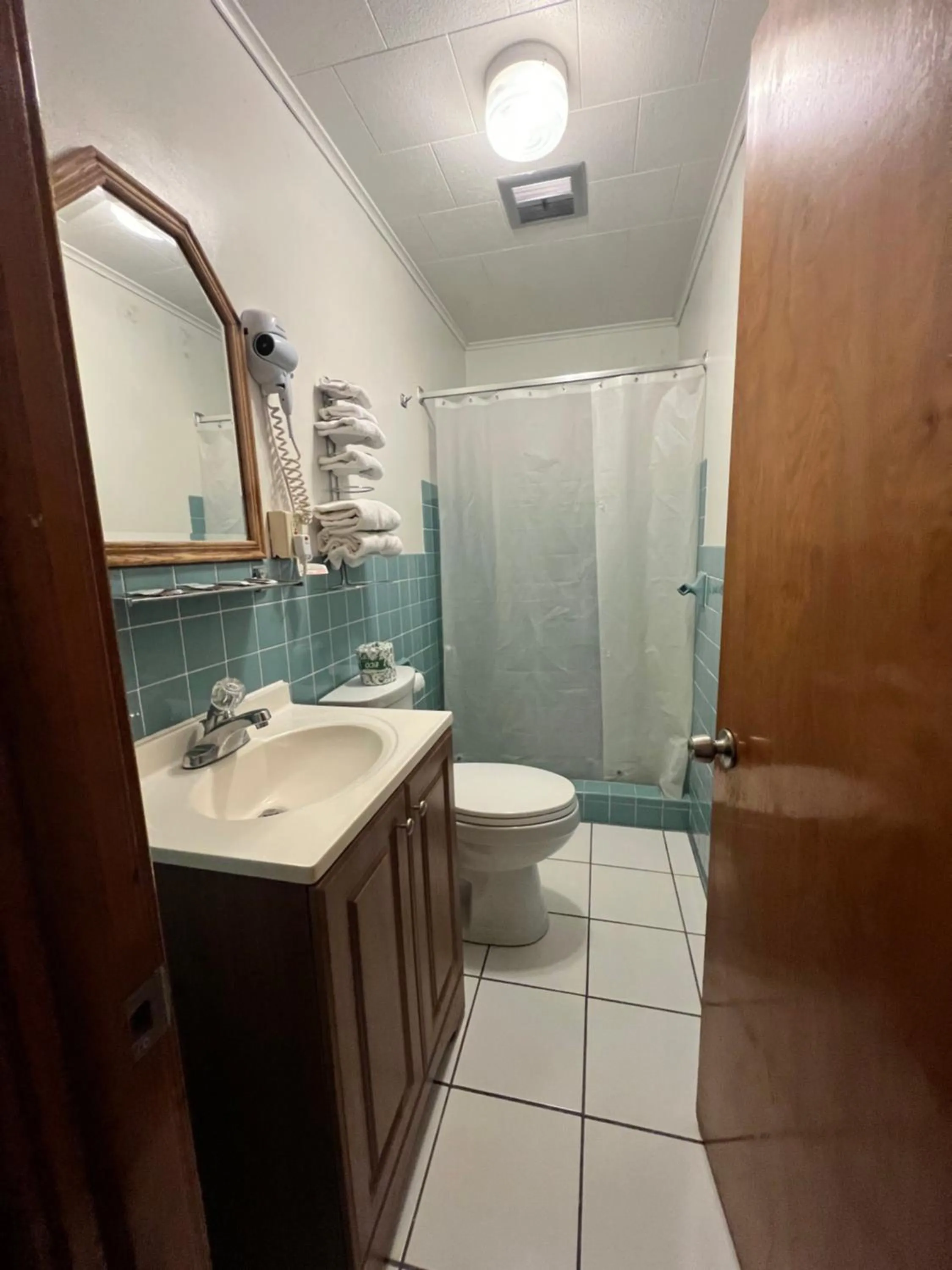 Bathroom in Hotel Prairie Winds Carthage Keokuk Hwy 136