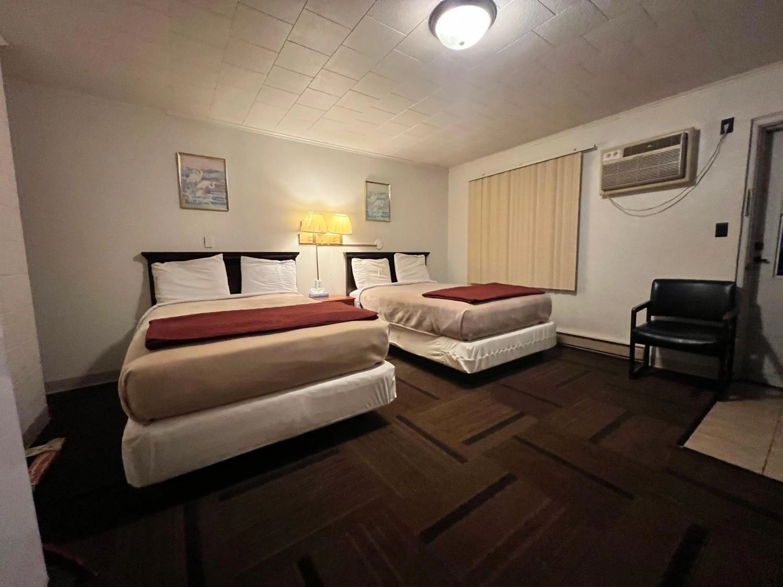 Bedroom in Hotel Prairie Winds Carthage Keokuk Hwy 136