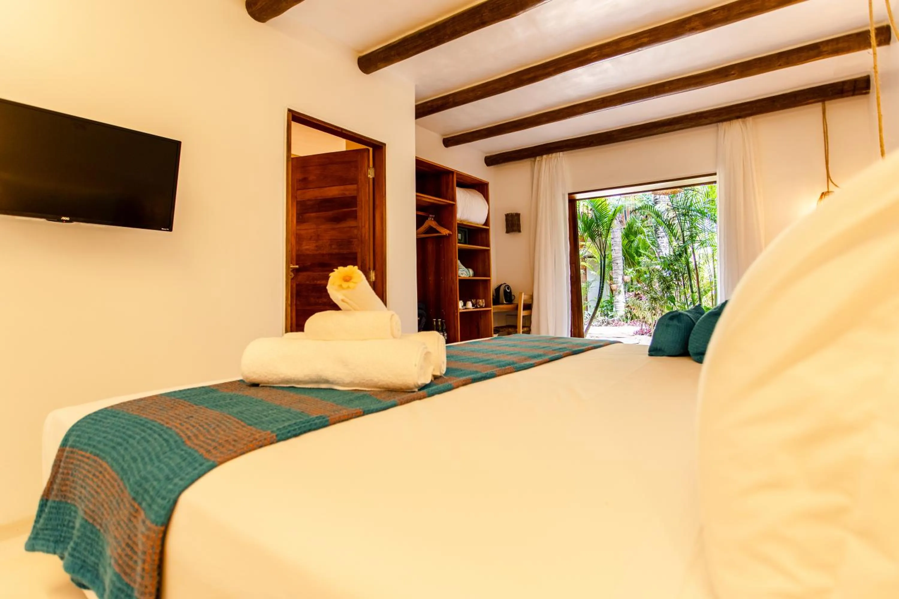 Communal lounge/ TV room, Bed in Café Jeri Hotel - Adults Only