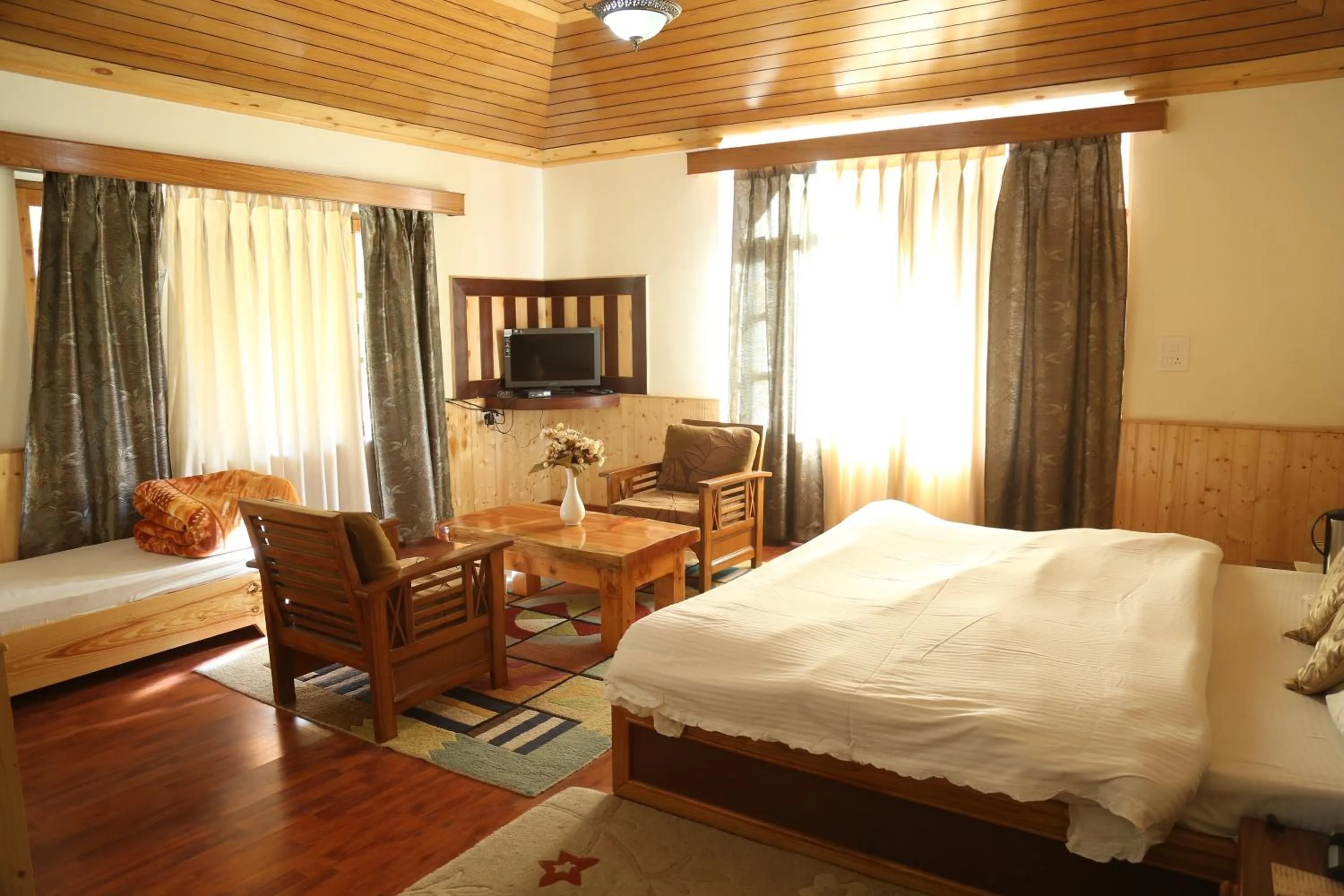 Bed in Hotel Mountain Trail Manali