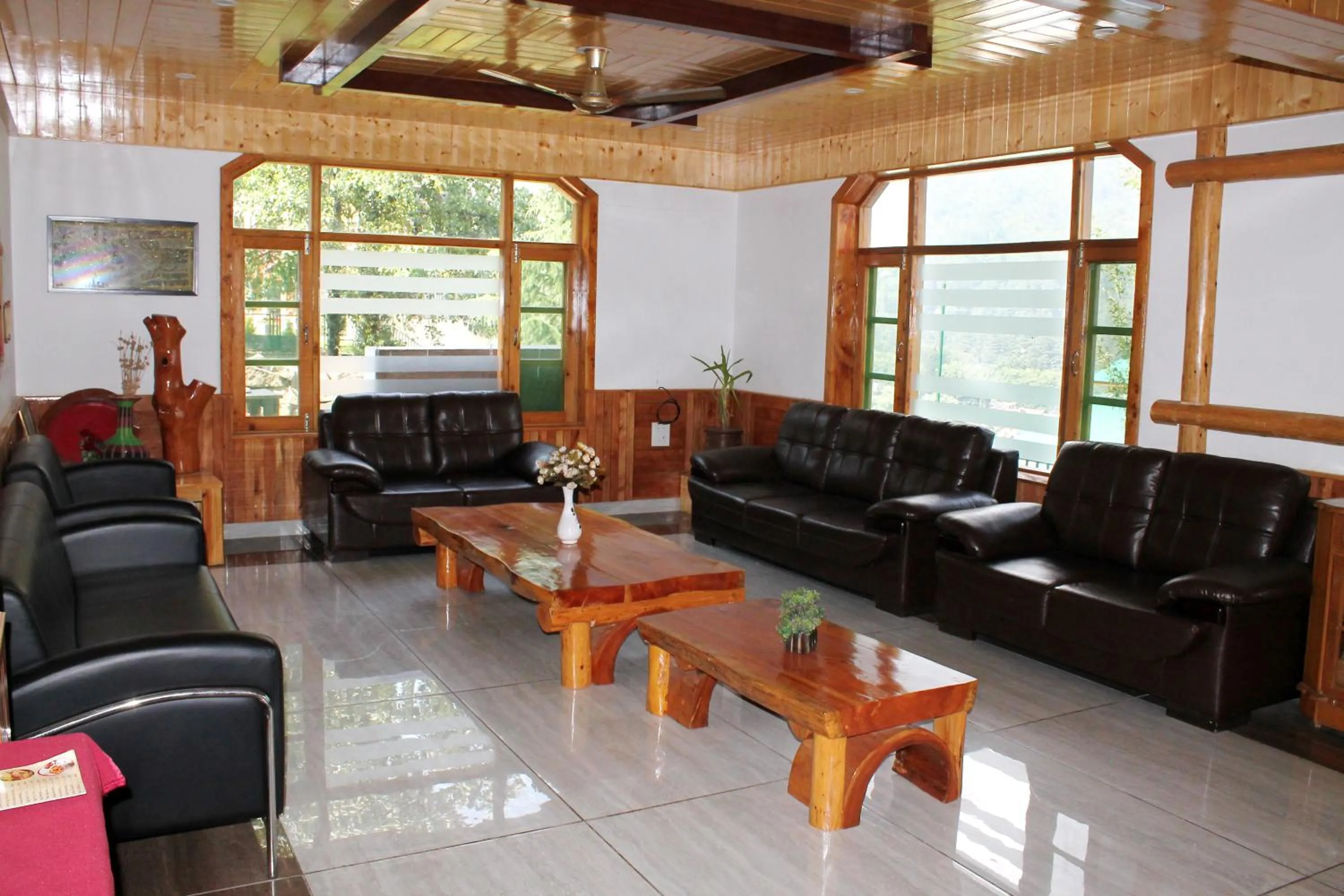 Lounge or bar in Hotel Mountain Trail Manali
