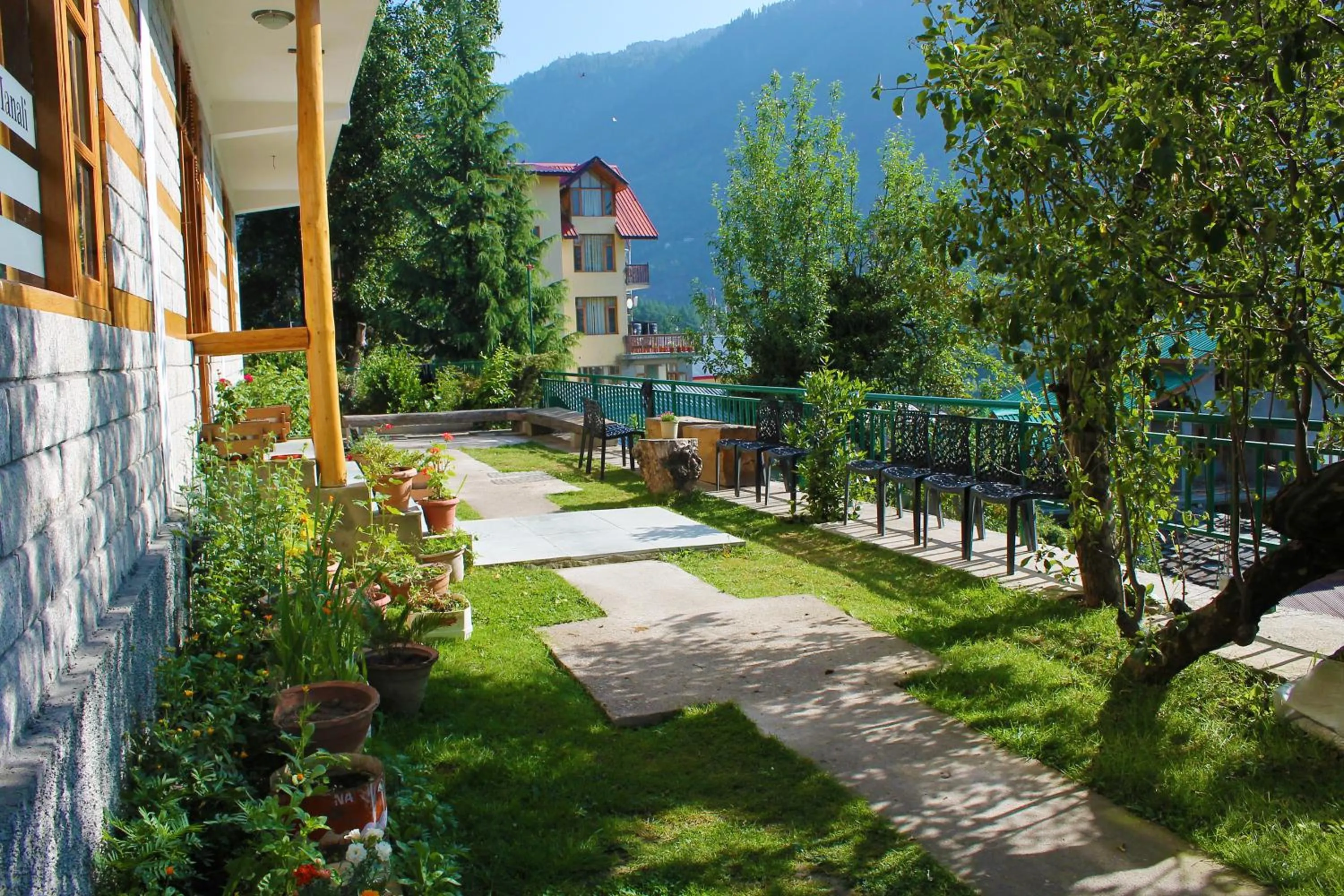 Hotel Mountain Trail Manali