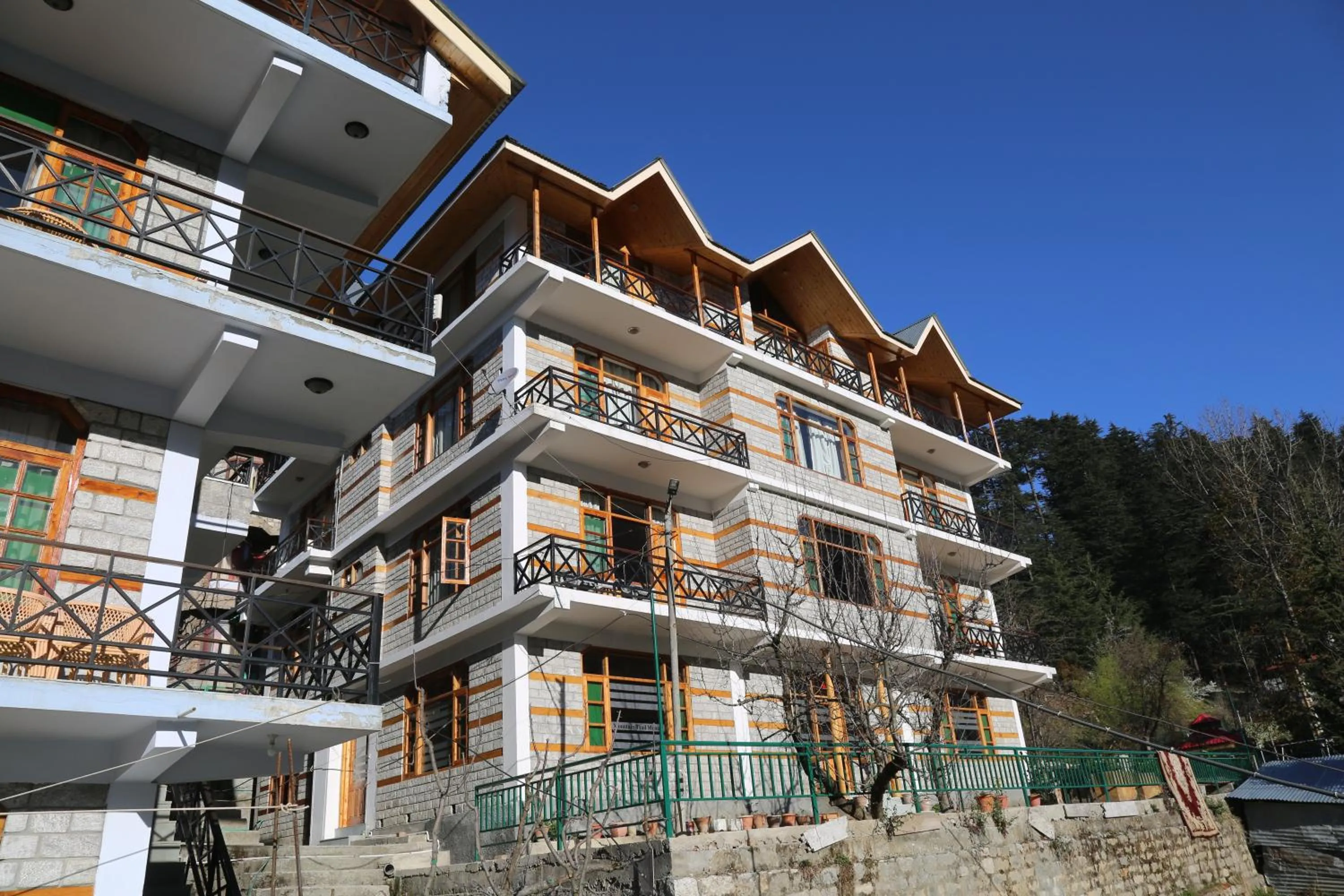 Hotel Mountain Trail Manali