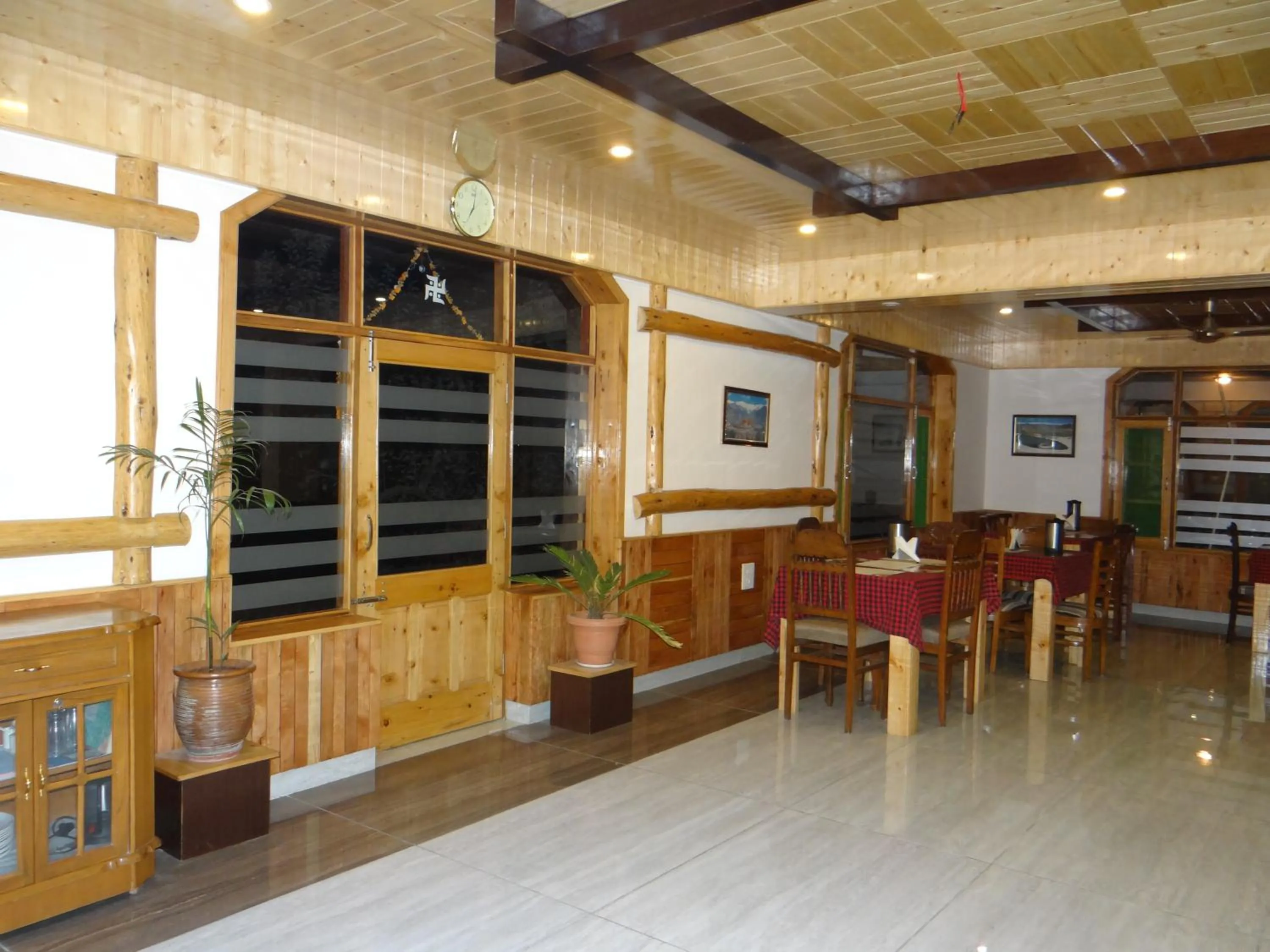Restaurant/places to eat in Hotel Mountain Trail Manali