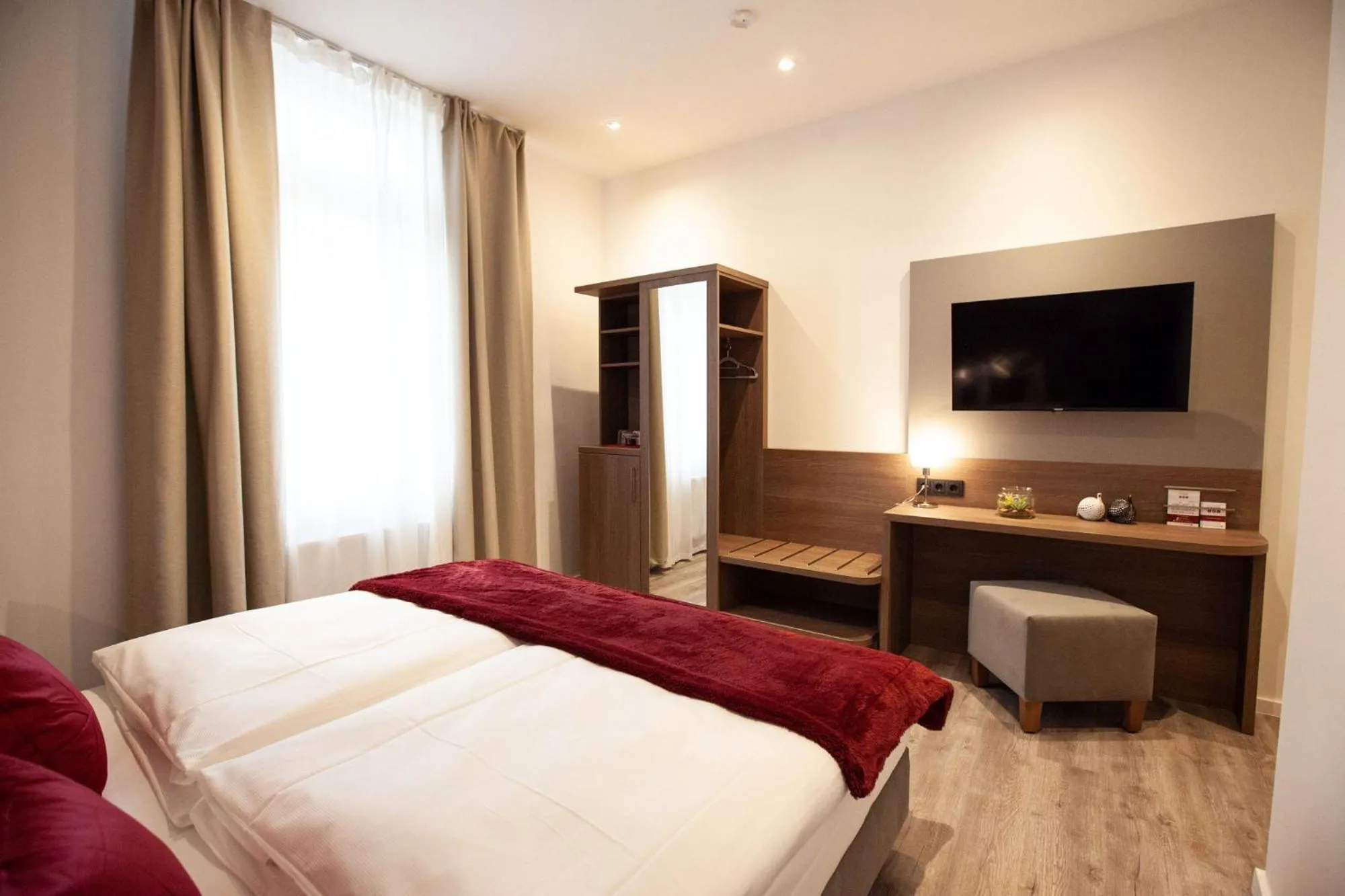 TV and multimedia, Bed in Gästehaus freches Perlhuhn