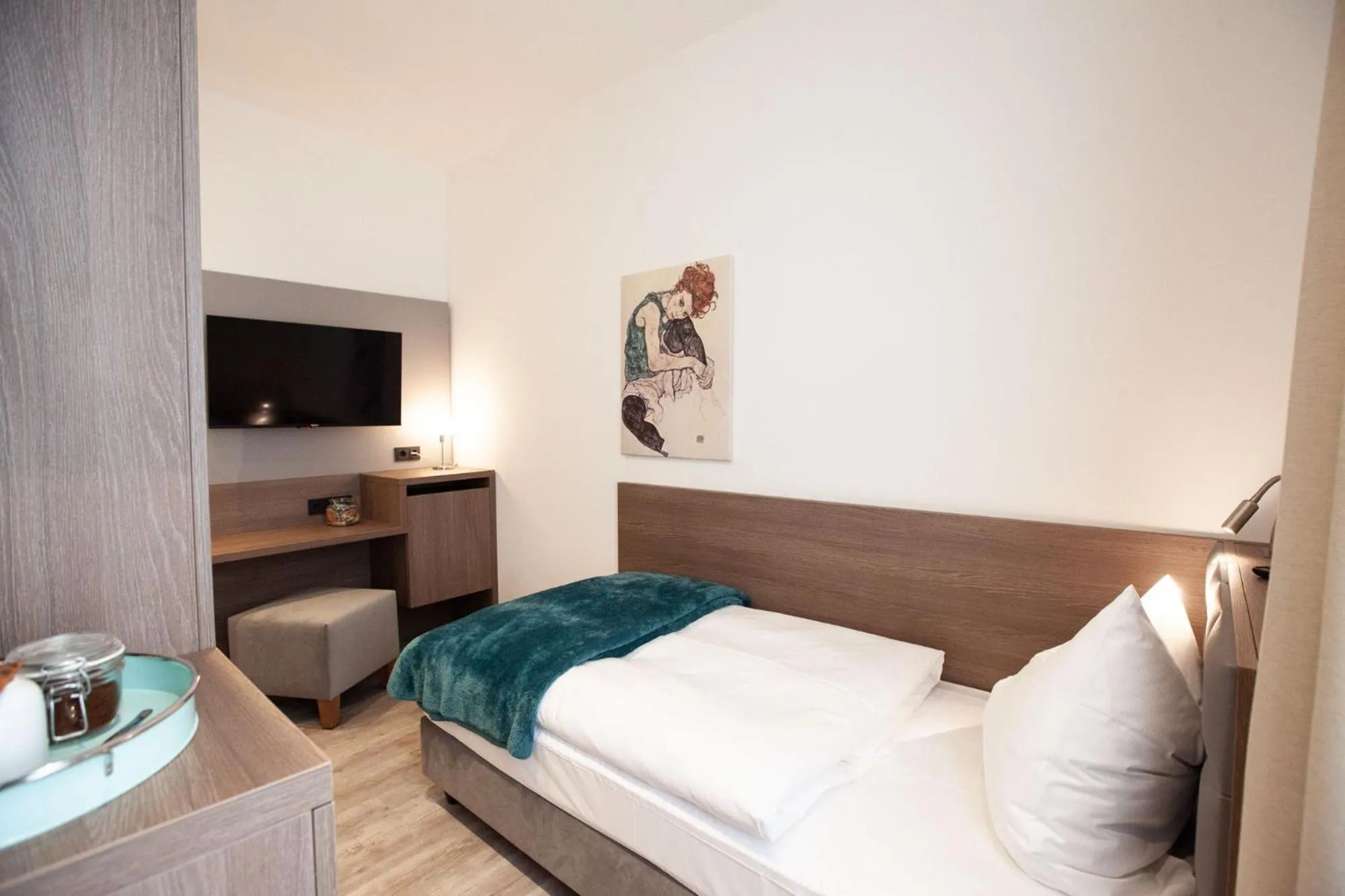 Bed in Gästehaus freches Perlhuhn