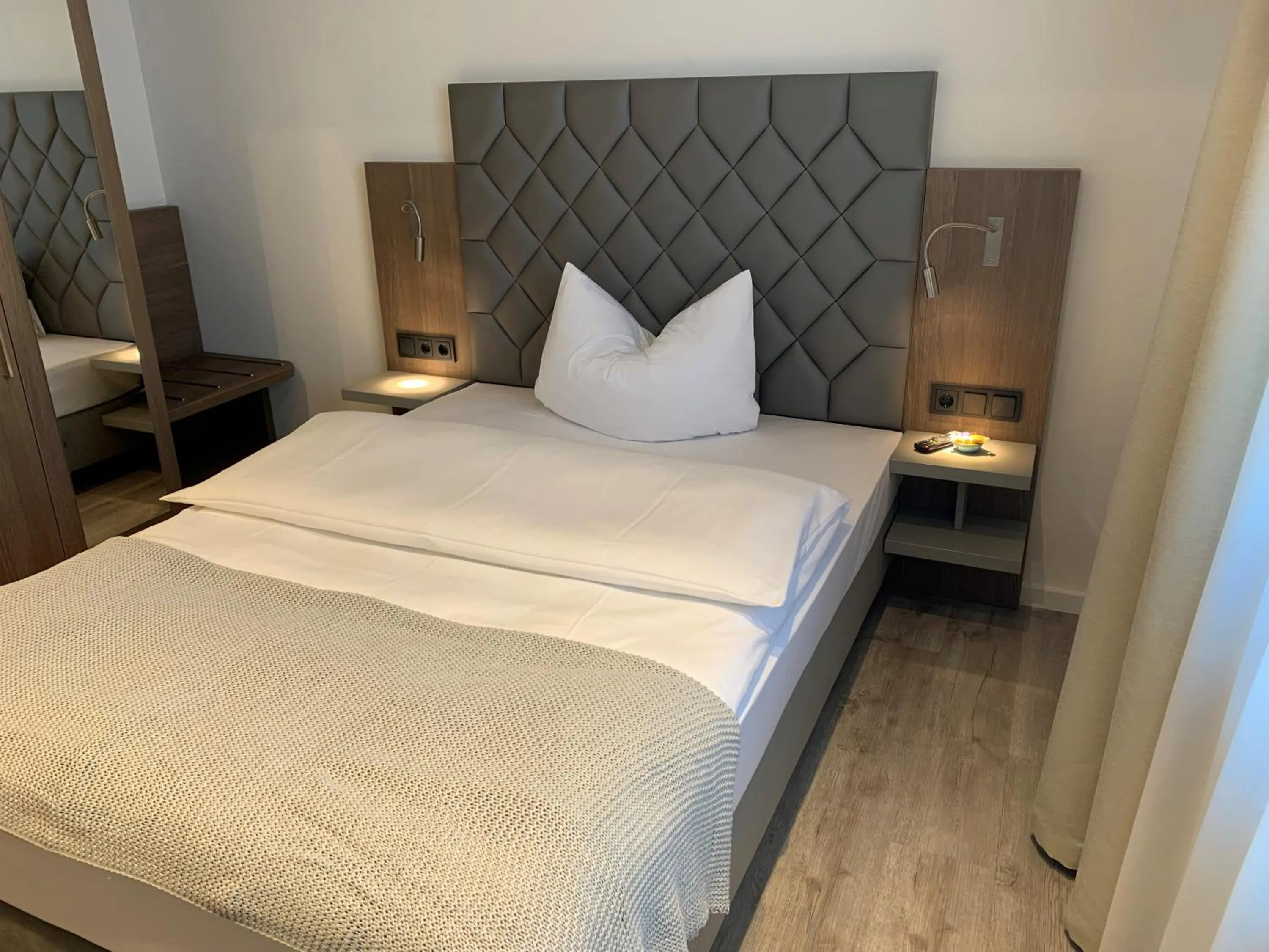 Bed in Gästehaus freches Perlhuhn