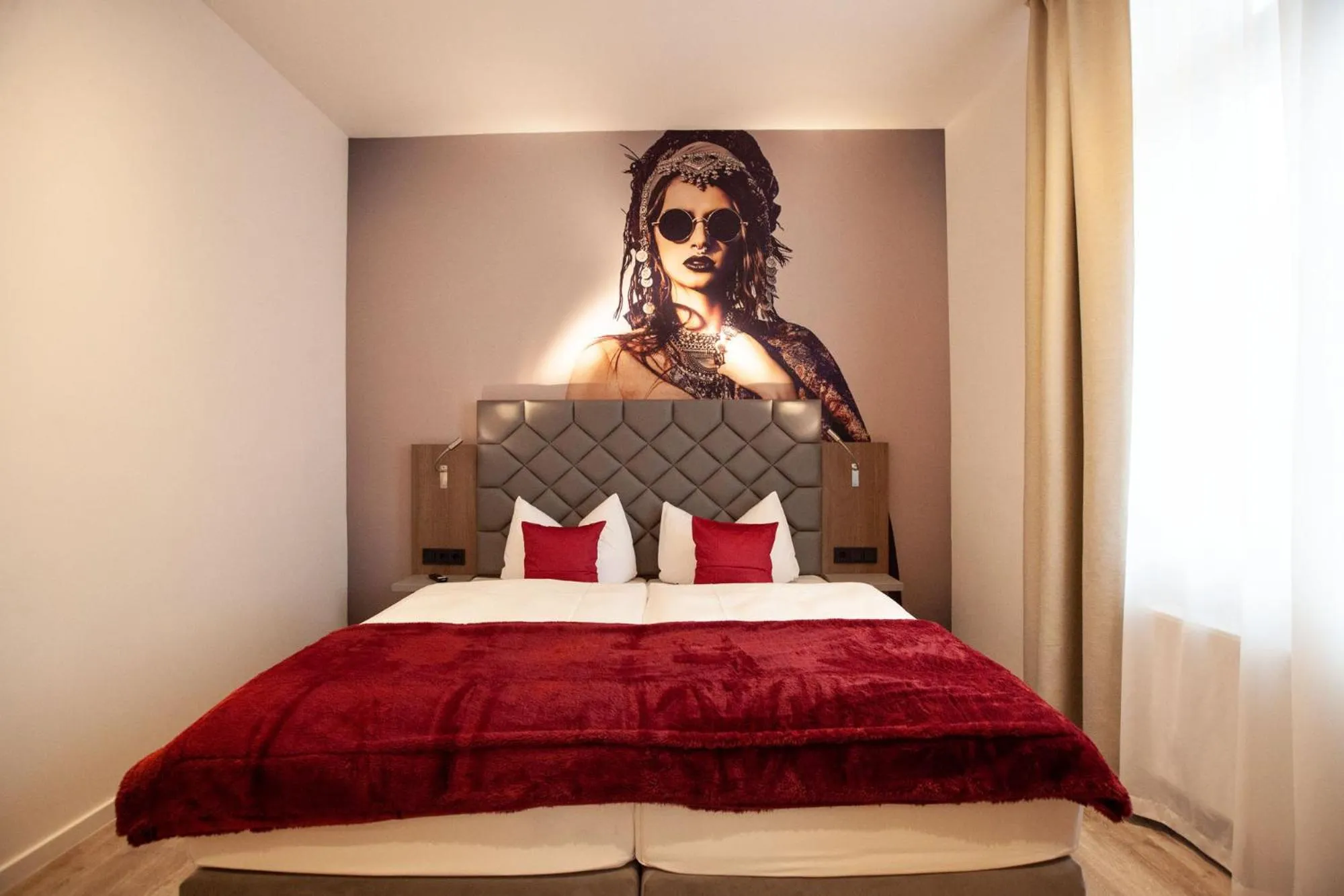 Bed in Gästehaus freches Perlhuhn