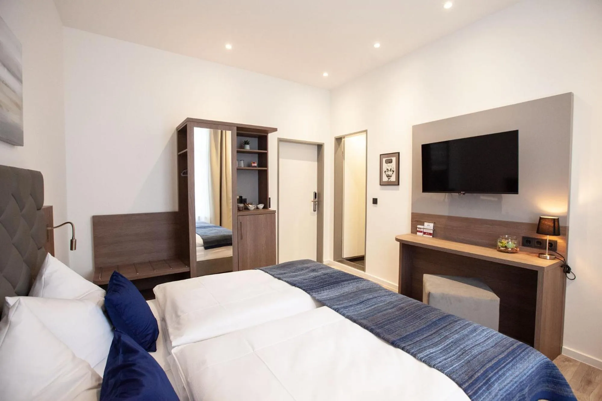 TV and multimedia, Bed in Gästehaus freches Perlhuhn