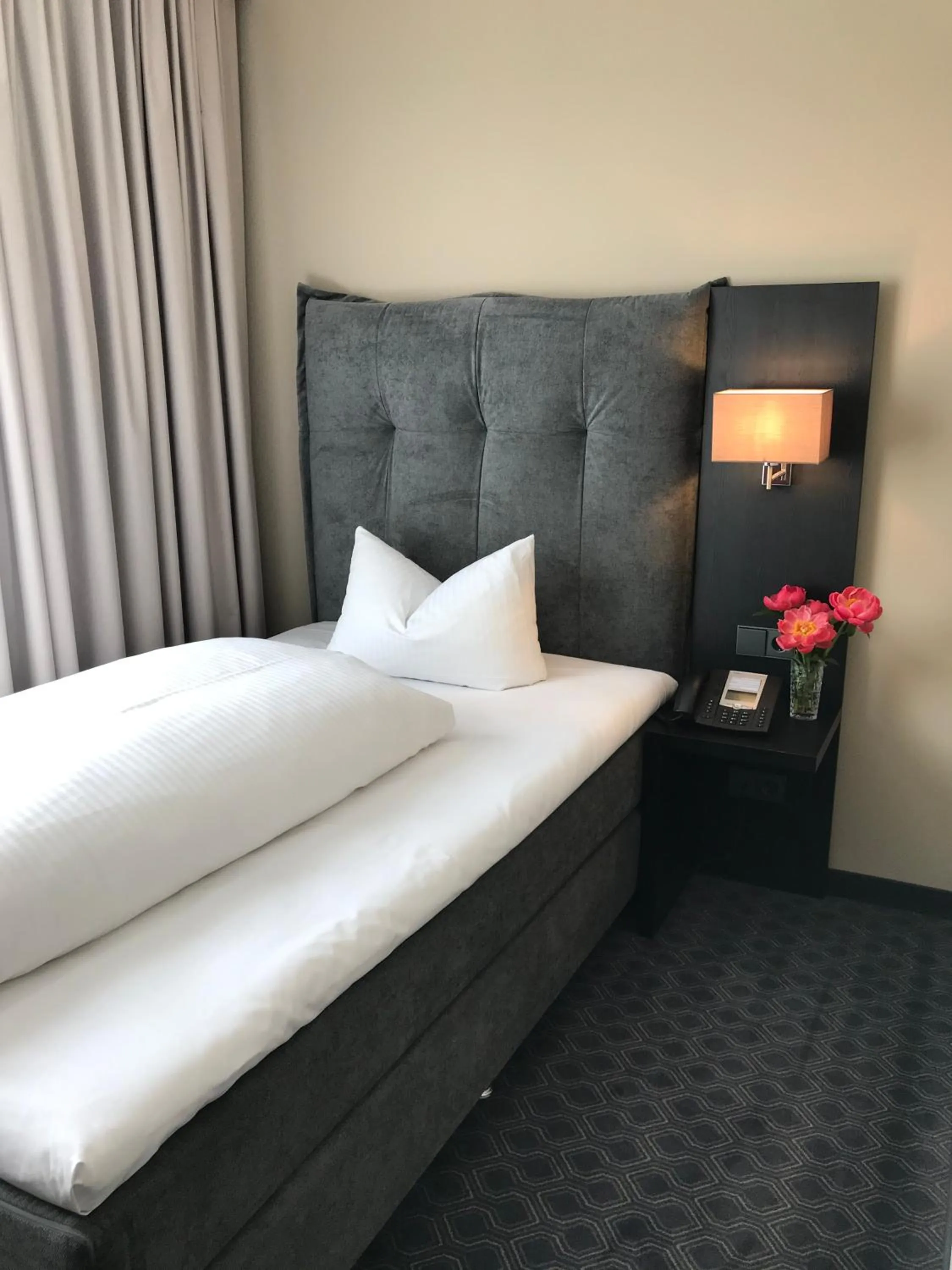 Bed in ROSS Hotel nähe Messe Stuttgart