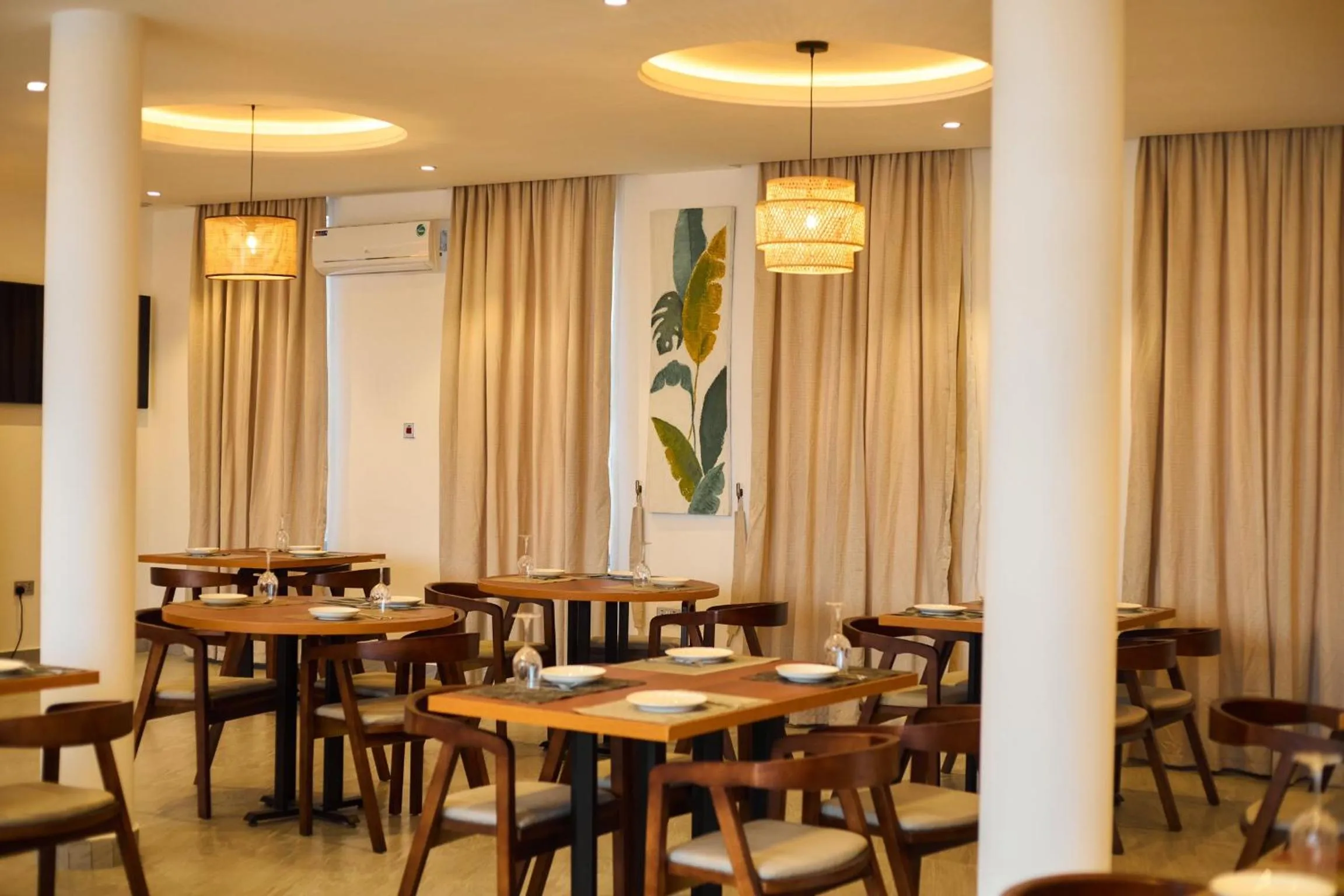 Restaurant/places to eat in AIDEN HOMES AND APARTMENTS HOTEl