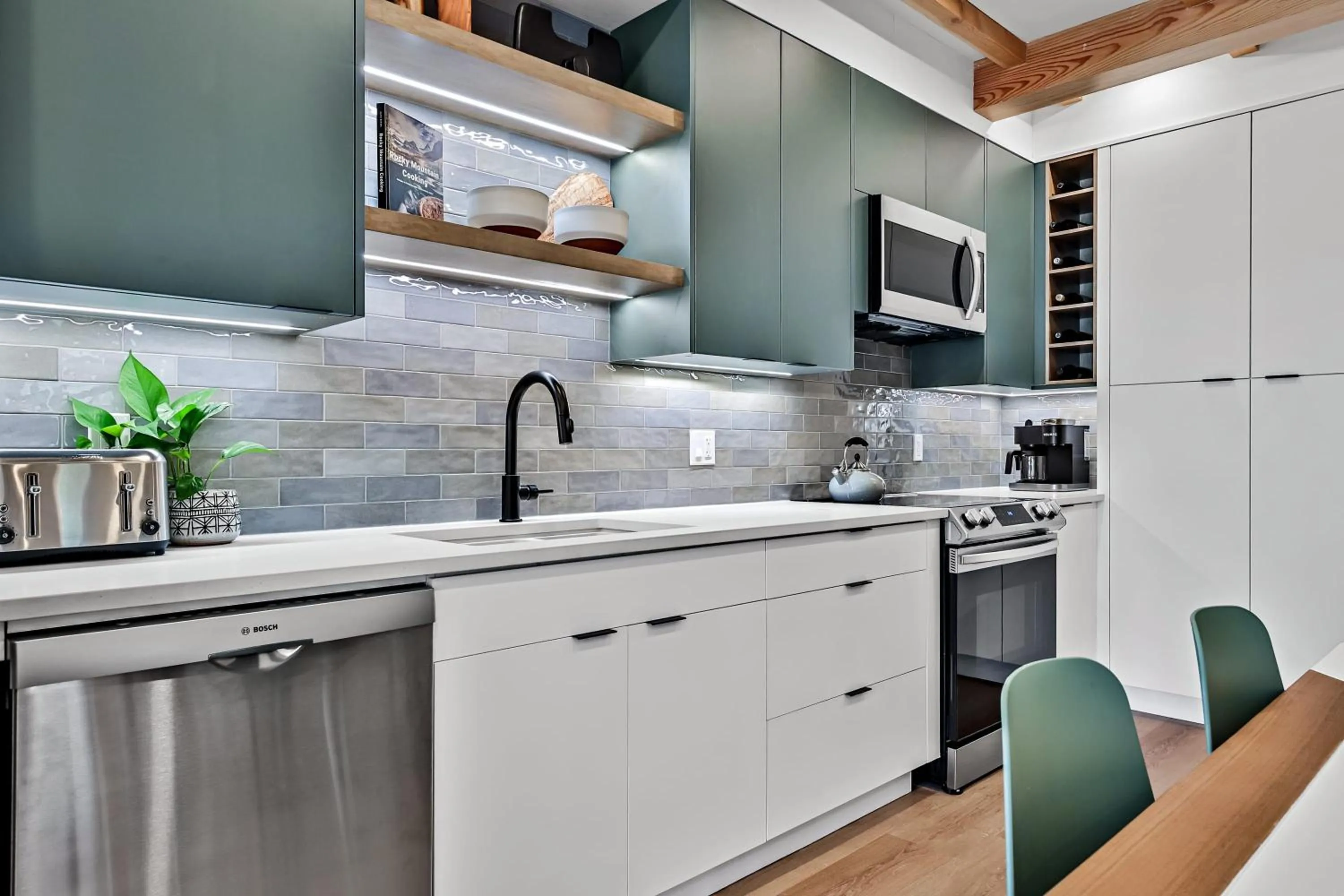 Ravens Crest Lodge - Stunning Views Perfectly Located on Main Street