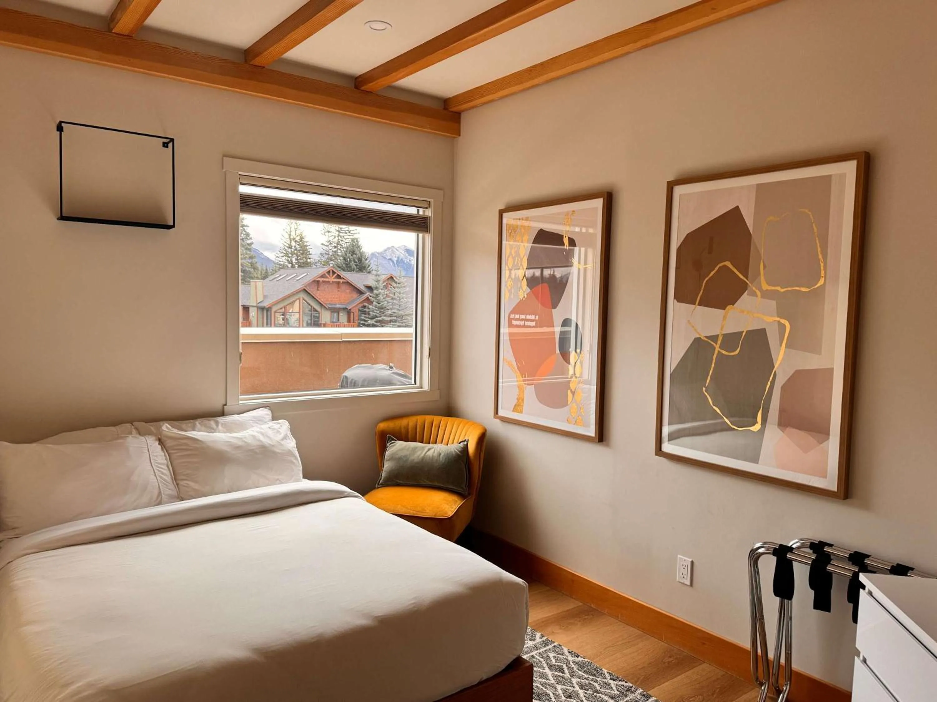 Bed in Ravens Crest Lodge - Stunning Views Perfectly Located on Main Street