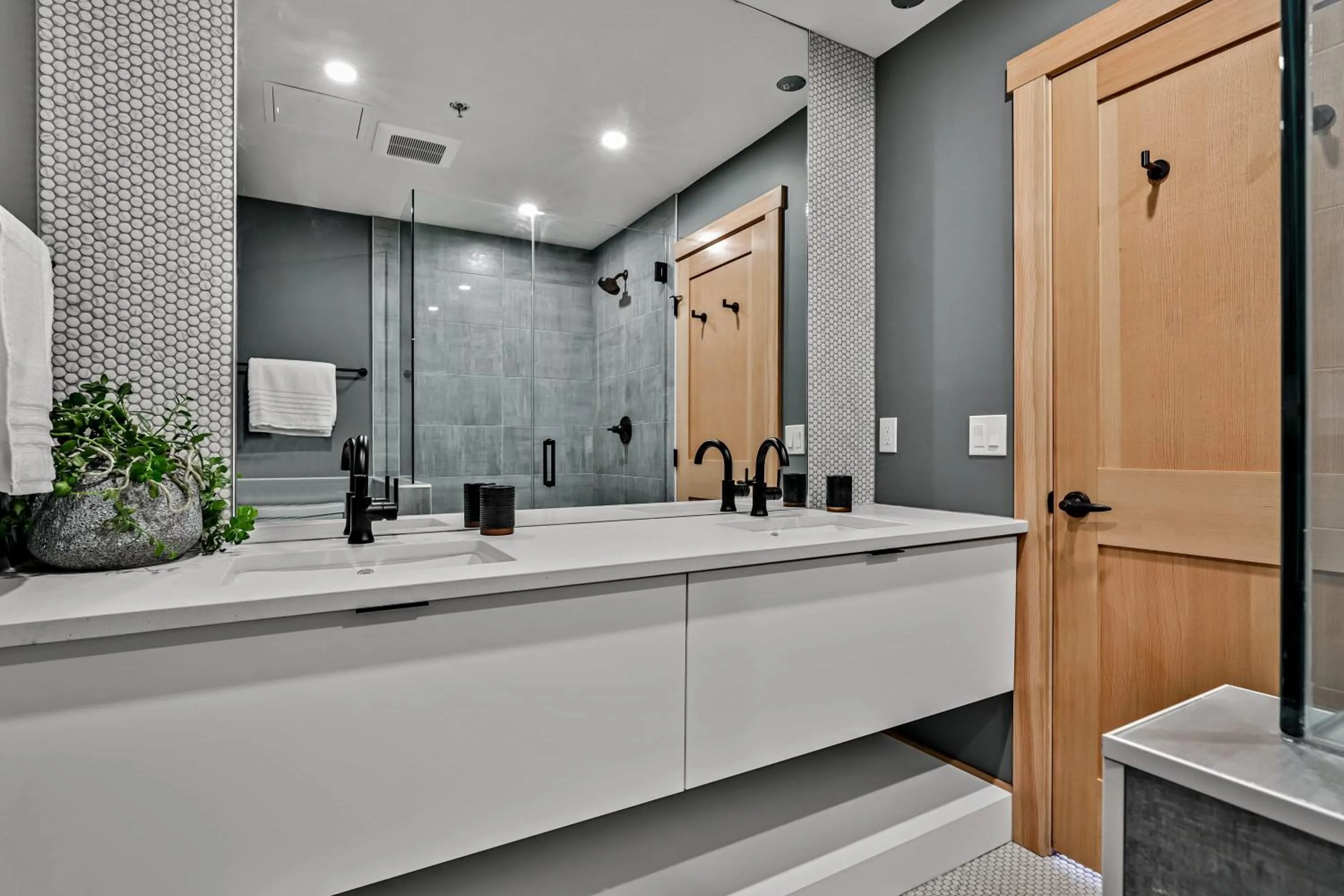 Ravens Crest Lodge - Stunning Views Perfectly Located on Main Street