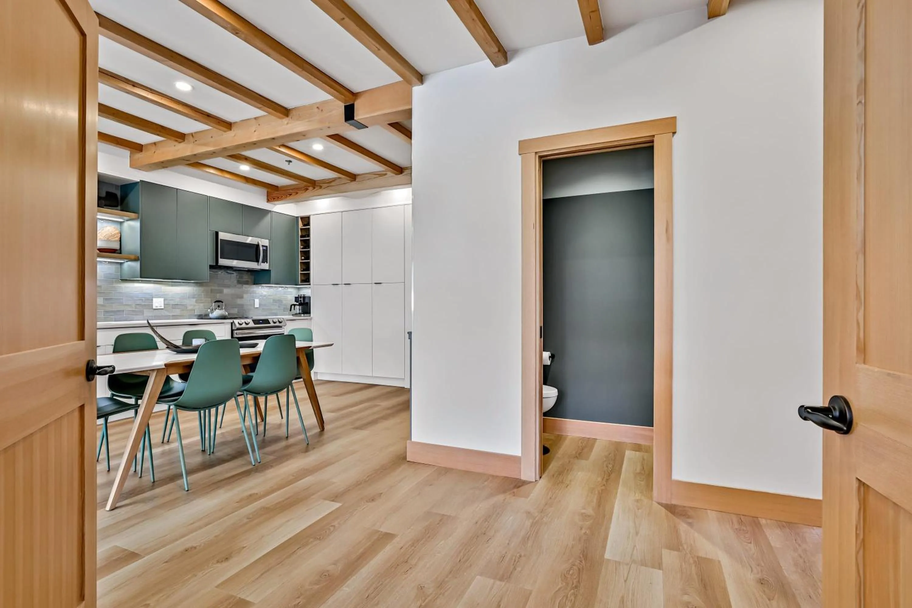 Ravens Crest Lodge - Stunning Views Perfectly Located on Main Street