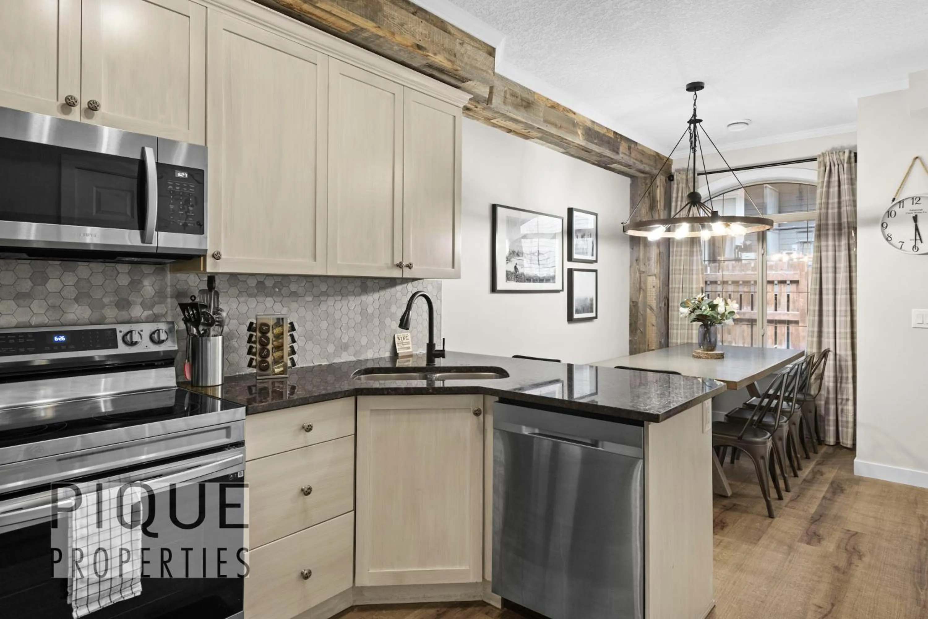 Mystic Mountain Chalet, Heated Outdoor Pool & Hot Tub, Free Parking, Fast Wifi!