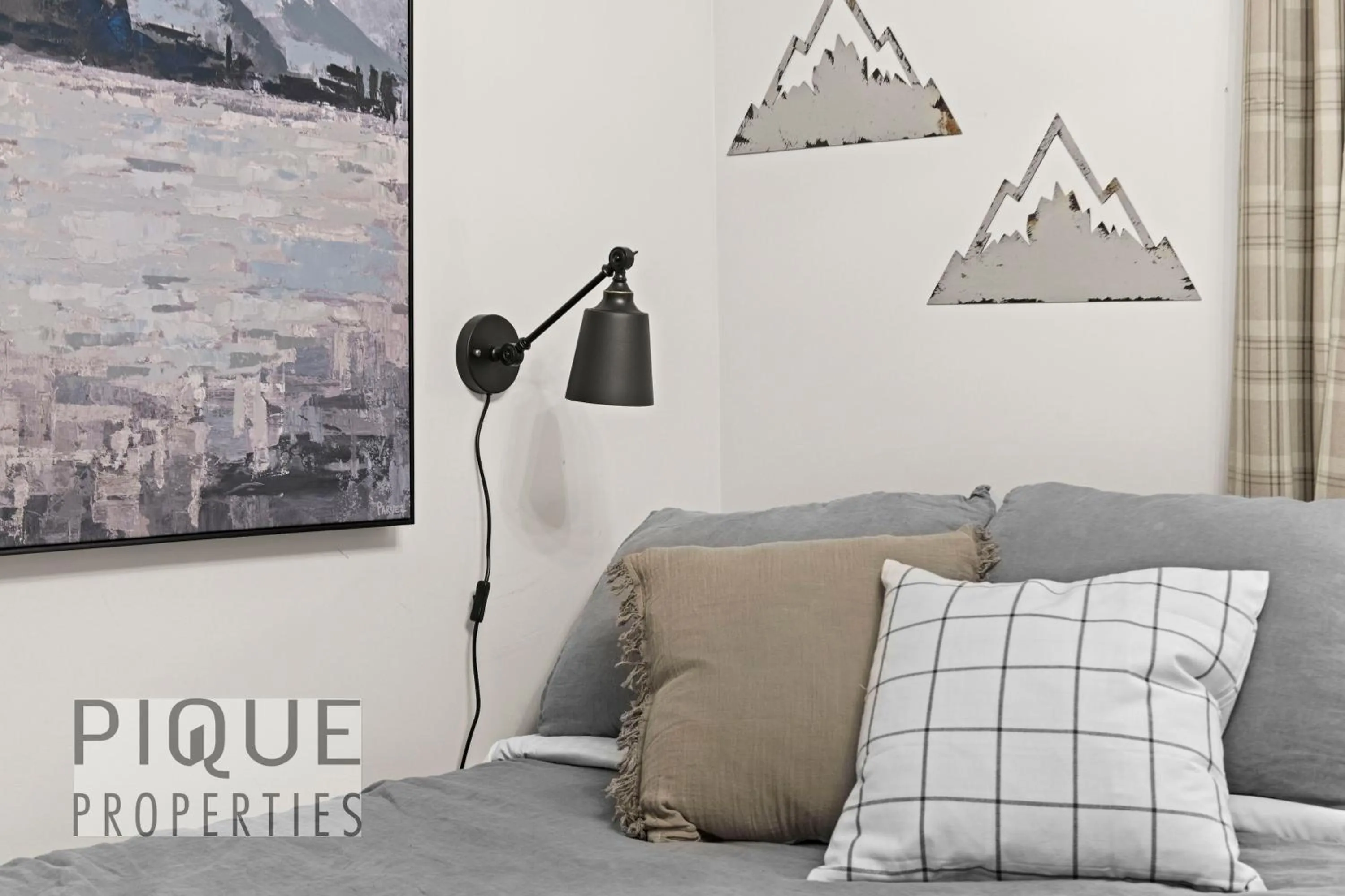 Bed in Mystic Mountain Chalet, Heated Outdoor Pool & Hot Tub, Free Parking, Fast Wifi!