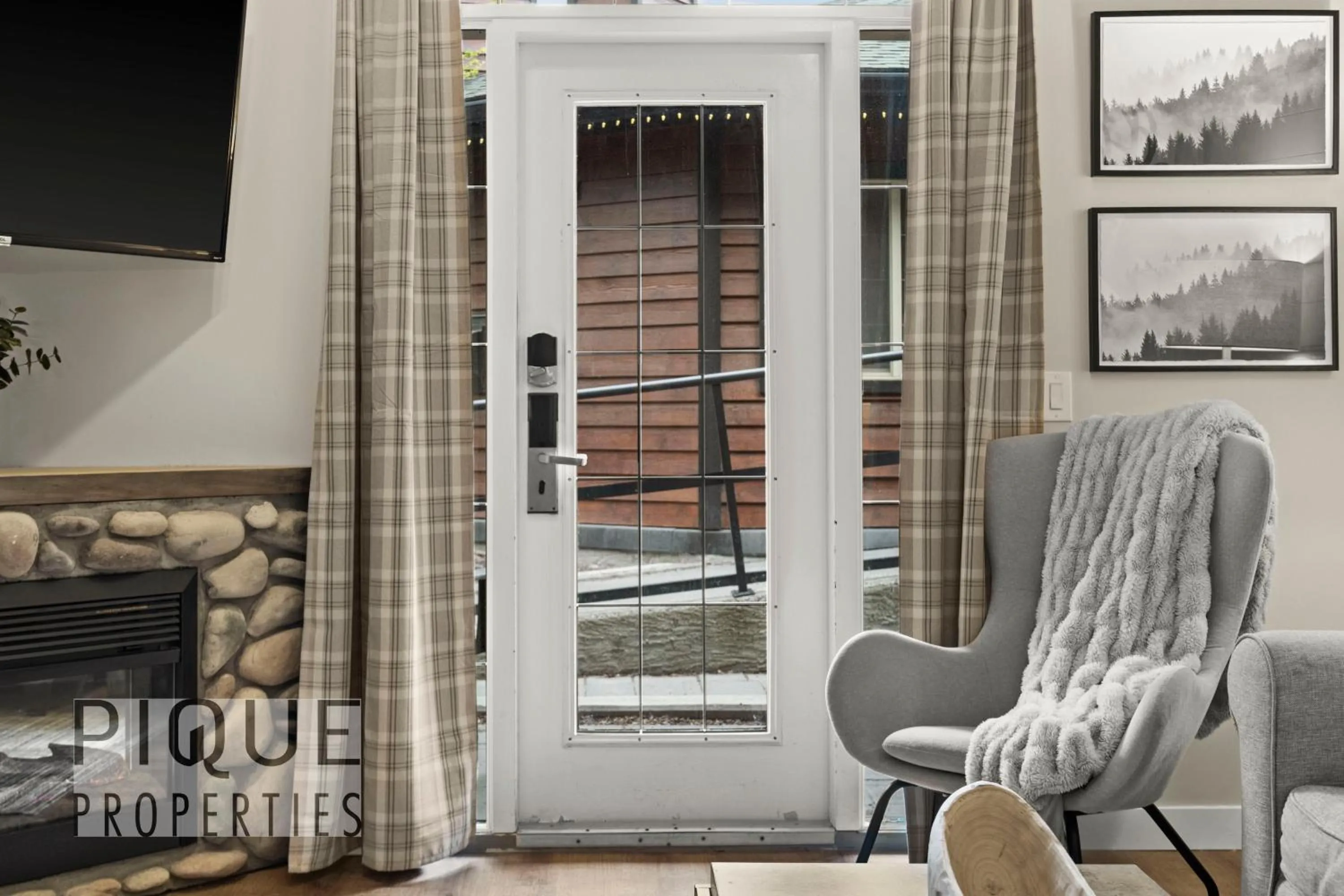 Mystic Mountain Chalet, Heated Outdoor Pool & Hot Tub, Free Parking, Fast Wifi!