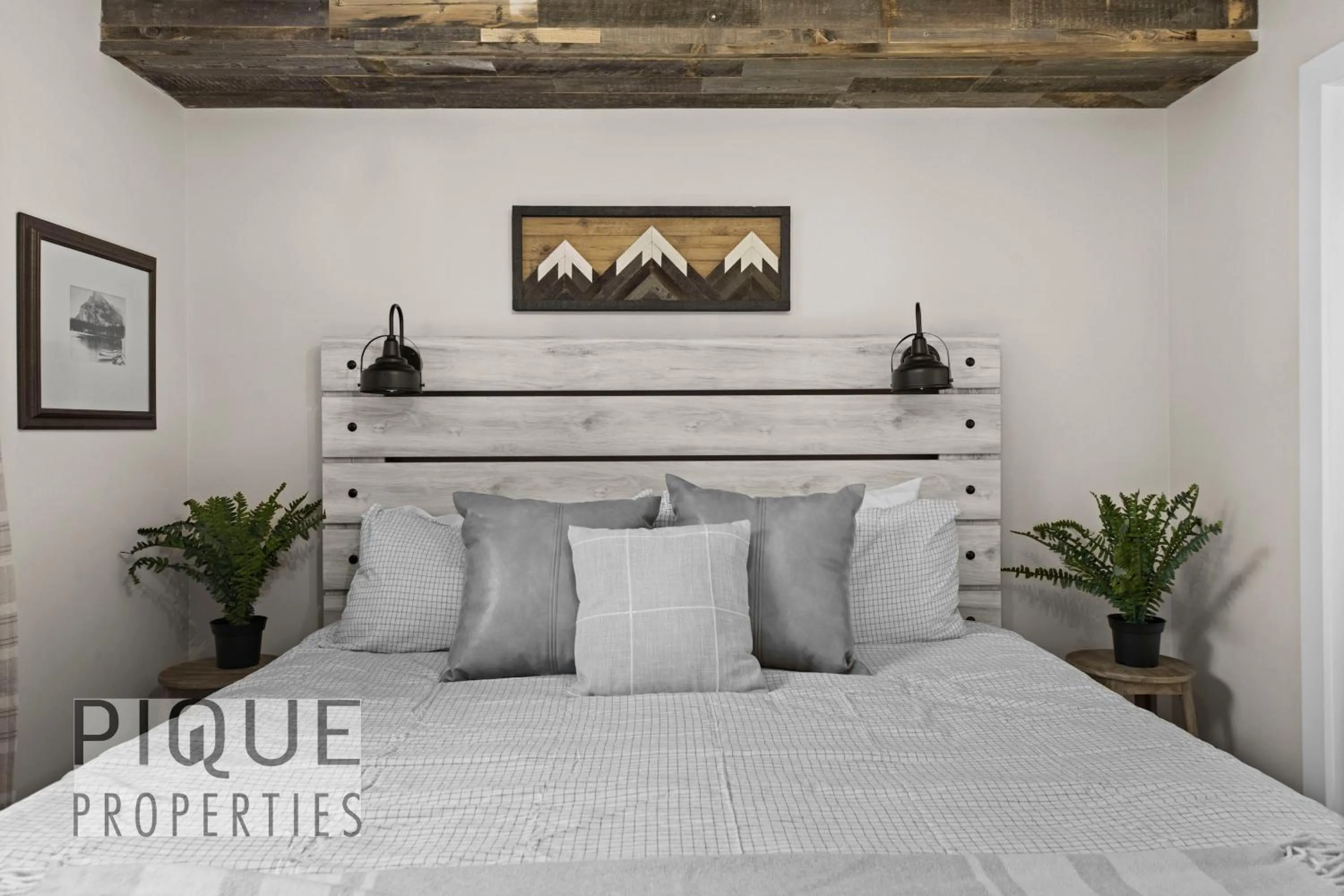 Bed in Mystic Mountain Chalet, Heated Outdoor Pool & Hot Tub, Free Parking, Fast Wifi!